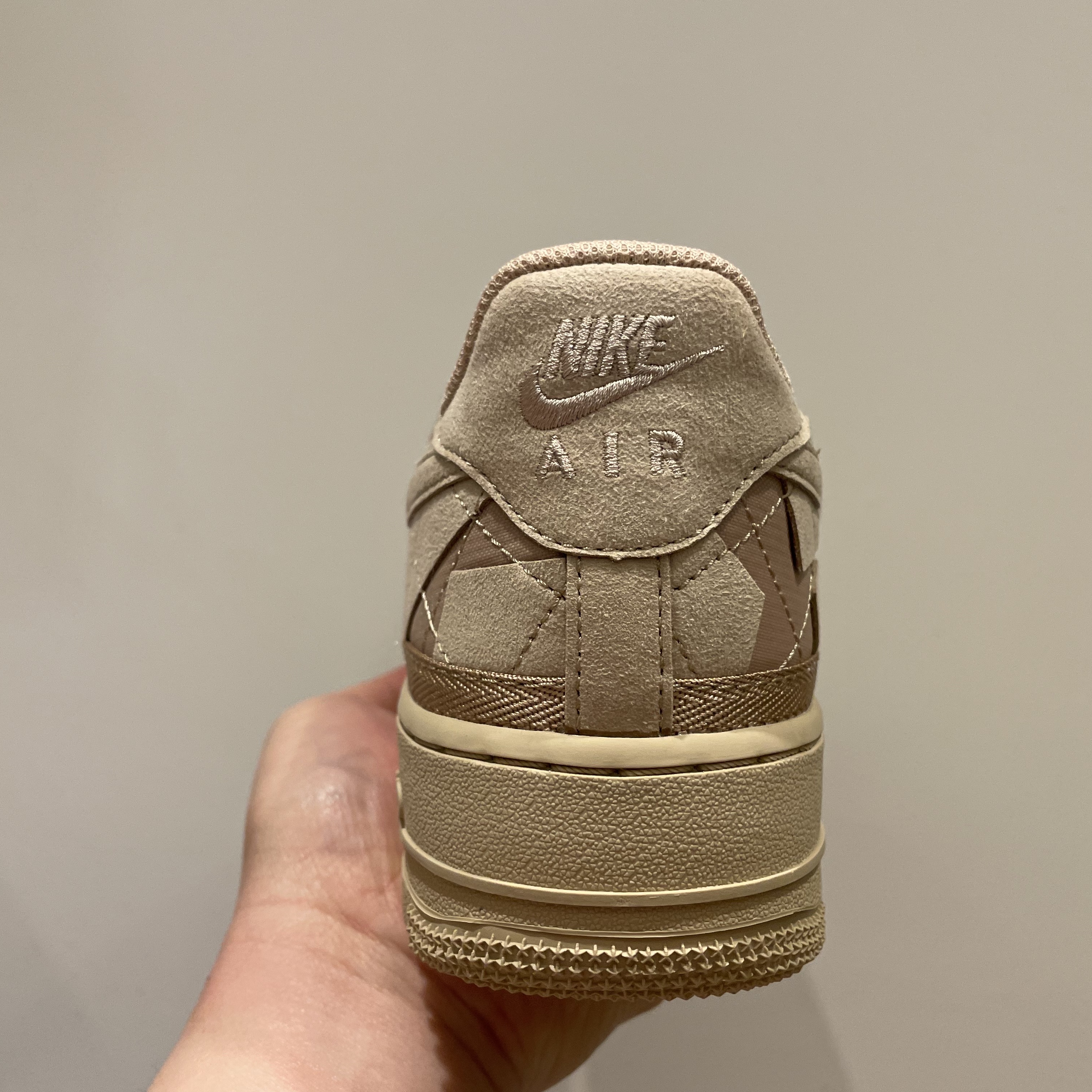 Nike x Billie Eilish Air Force 1 Low '07 SP Mushroom 착용 스타일 - 3