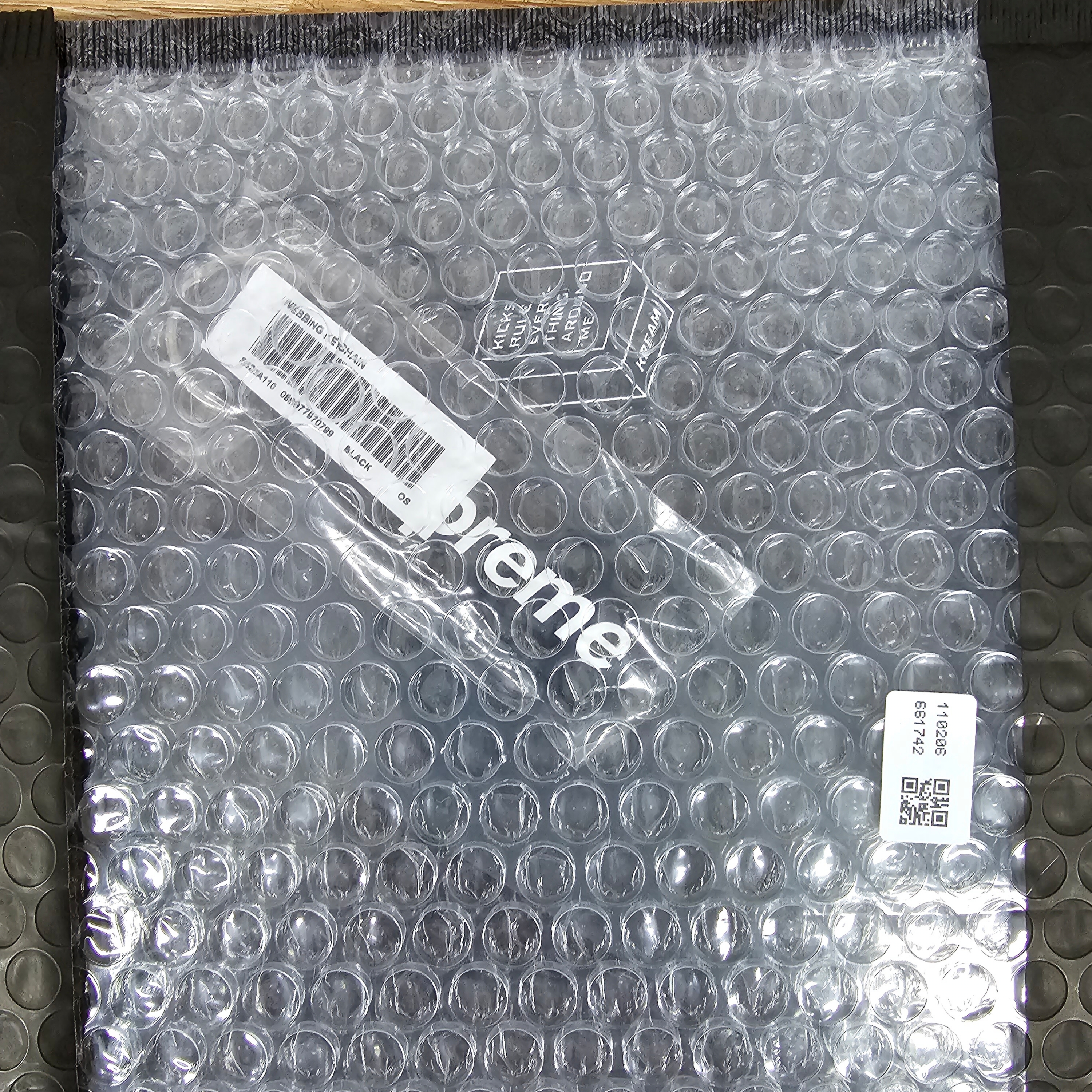 Supreme Webbing Keychain Black - 23SS 착용 스타일