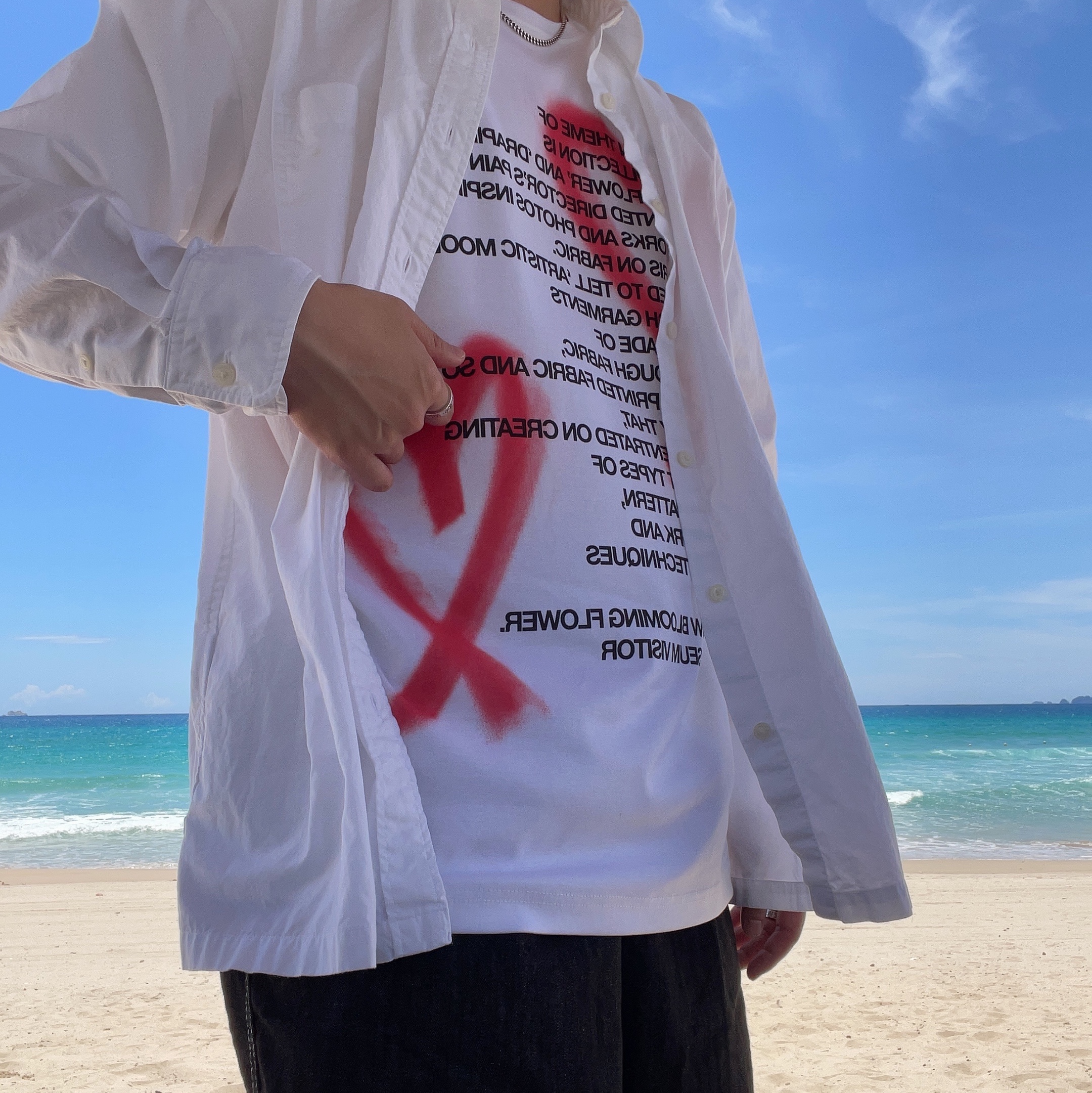The Museum Visitor Heart Sprayed T-Shirt White 착용 스타일