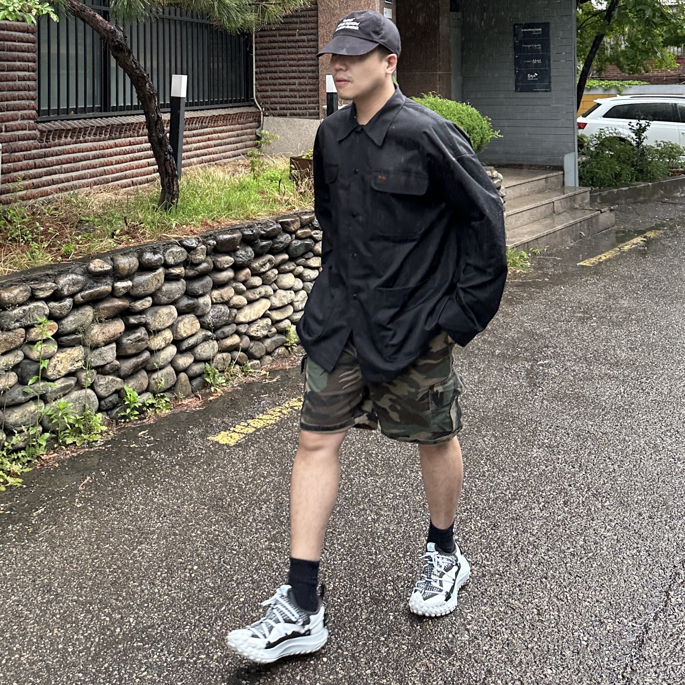 Nike ACG Mountain Fly Low SE White and Black 착용 스타일 - 1