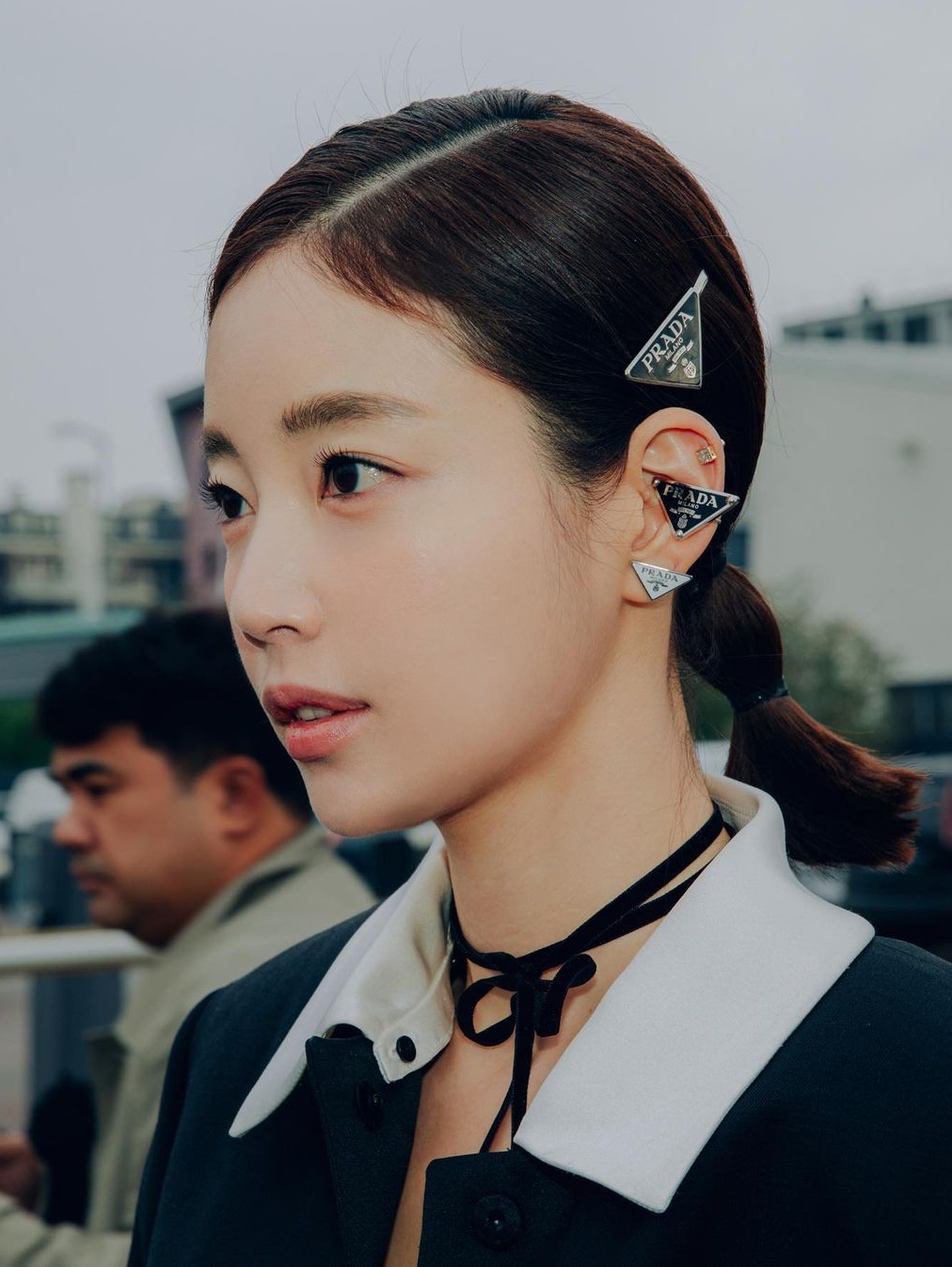 (W) Prada Metal Hair Clips Black, (W) Prada Symbole Clip Left Earring Black 착용 스타일 - 2