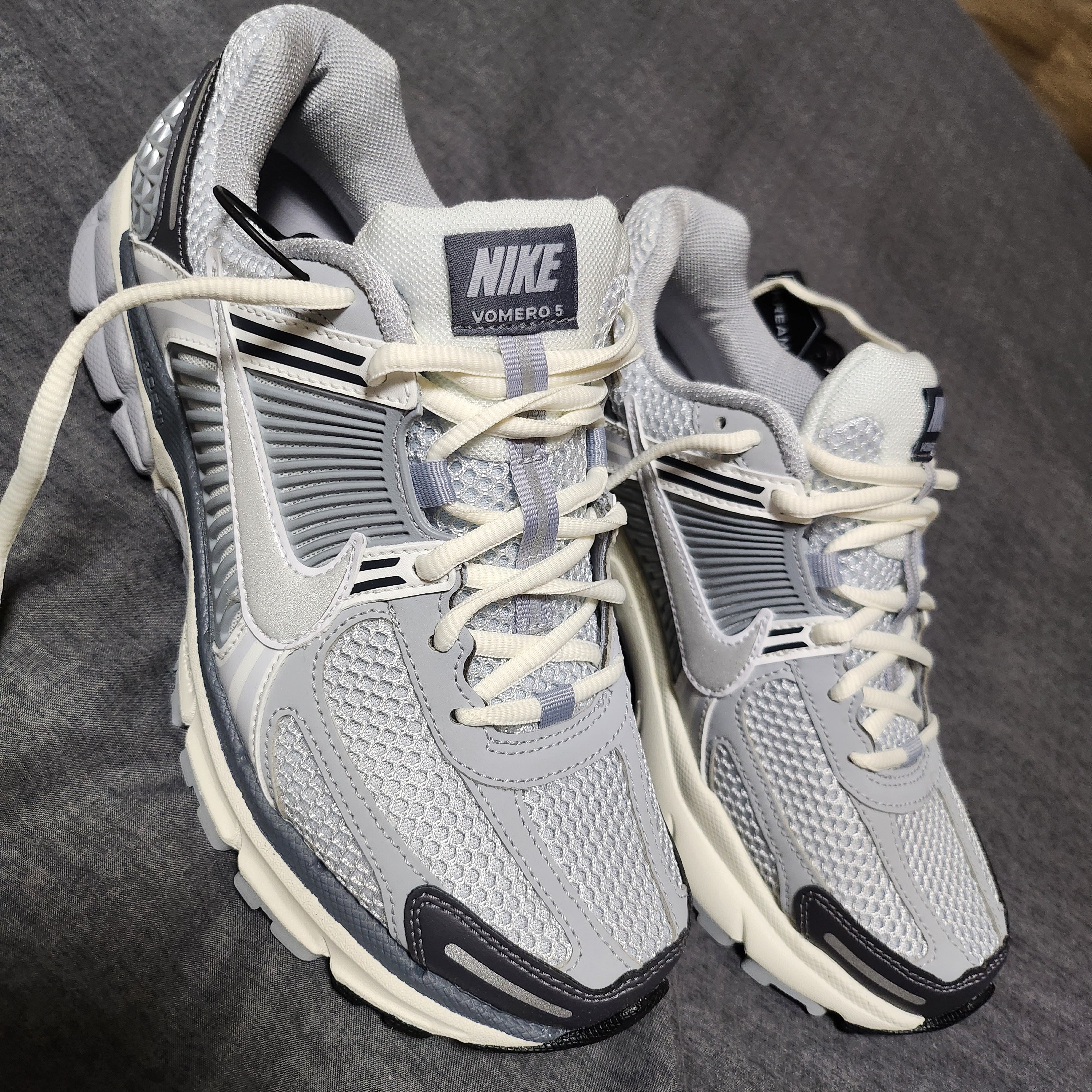 (W) Nike Zoom Vomero 5 Pure Platinum Metallic Silver 착용 스타일