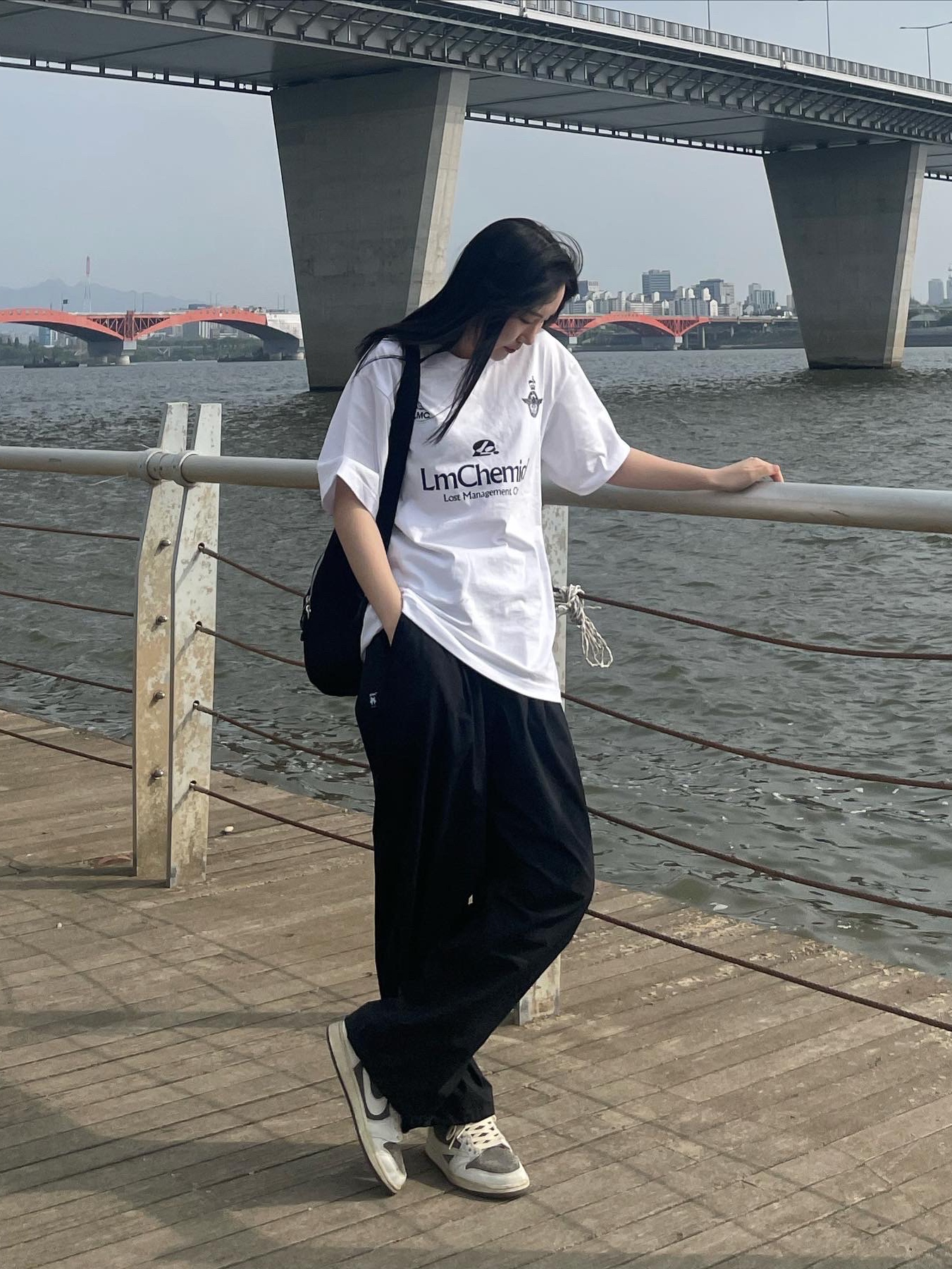 Jordan 1 x Travis Scott Retro Low OG SP Sail and Ridgerock, Mischief Foldable Sling Bag Black 착용 스타일 - 2