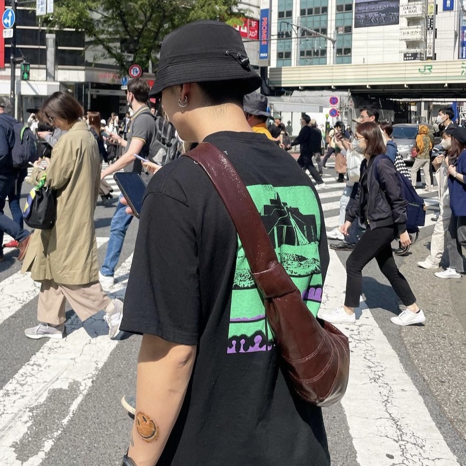 Lemaire Small Croissant Bag Chocolate Fondant, Jordan 5 x Off-White Retro SP Sail Fire Red 착용 스타일 - 3