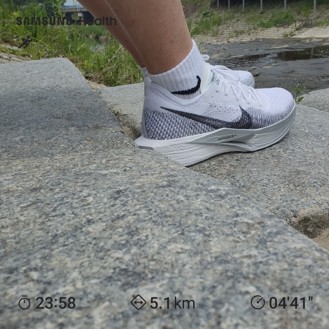 Nike ZoomX Vaporfly Next% 3 White Grey 착용 스타일