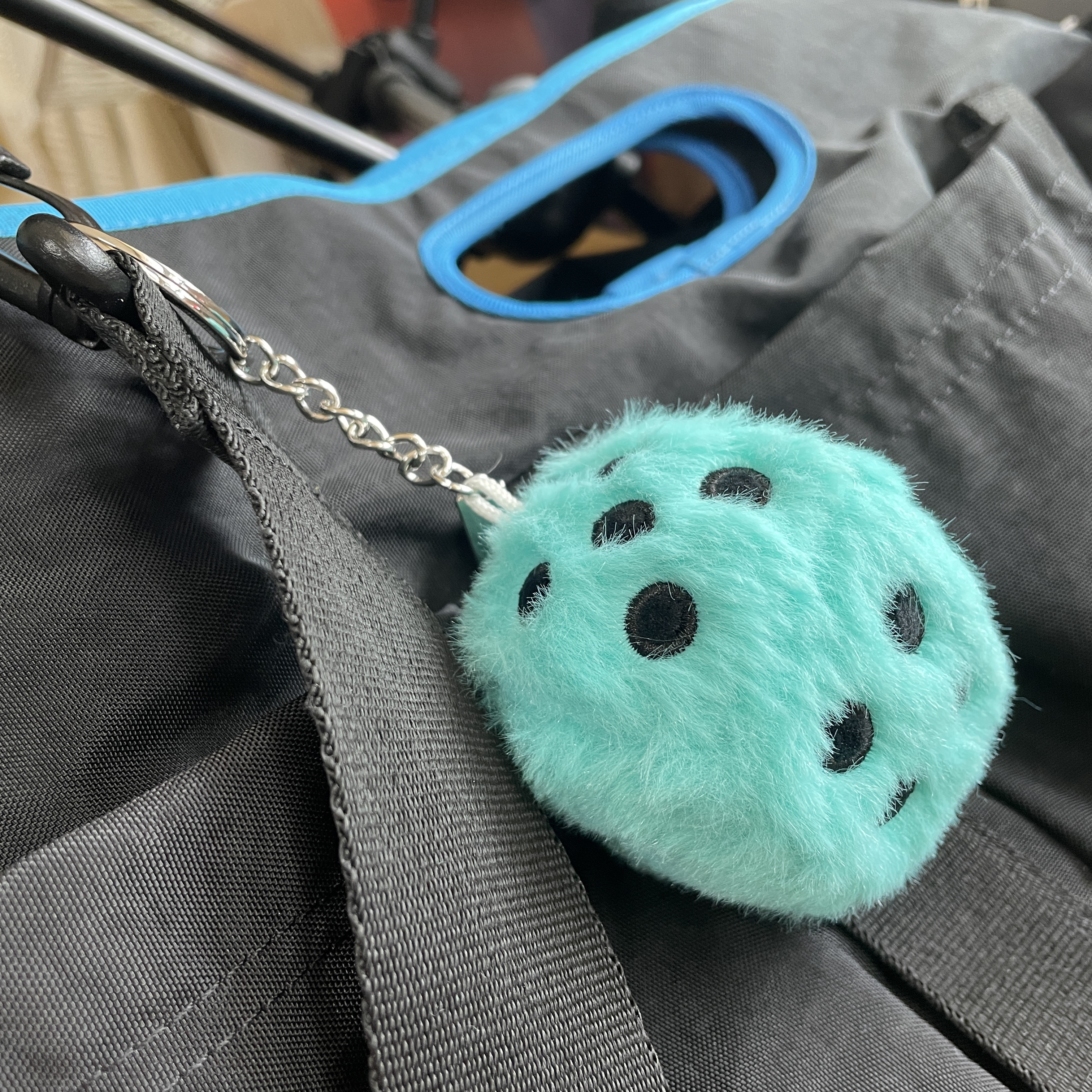 Stussy Fuzzy Dice Keychain Teal 착용 스타일