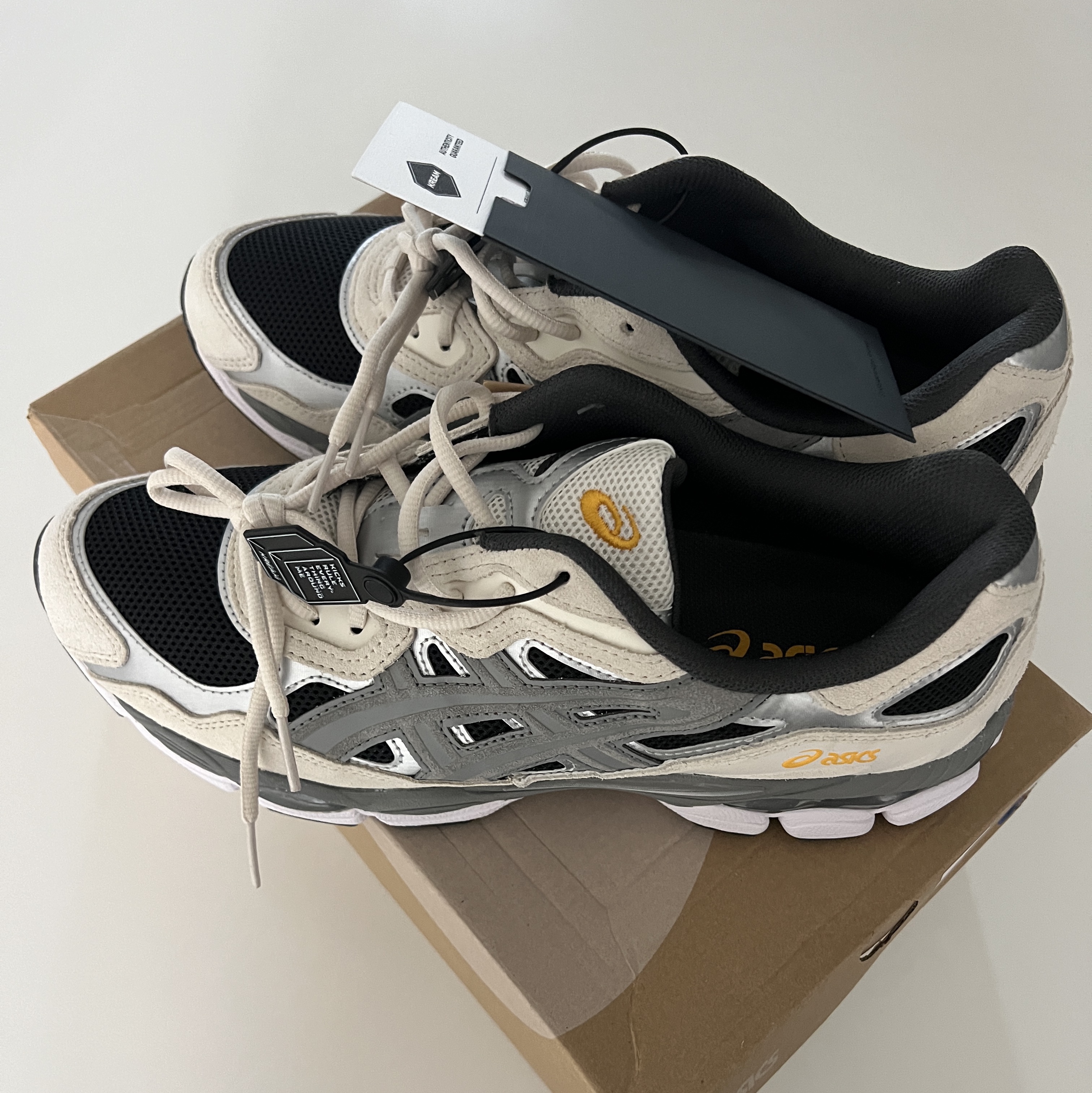 Asics Gel-NYC Black Clay Grey 착용 스타일 - 2
