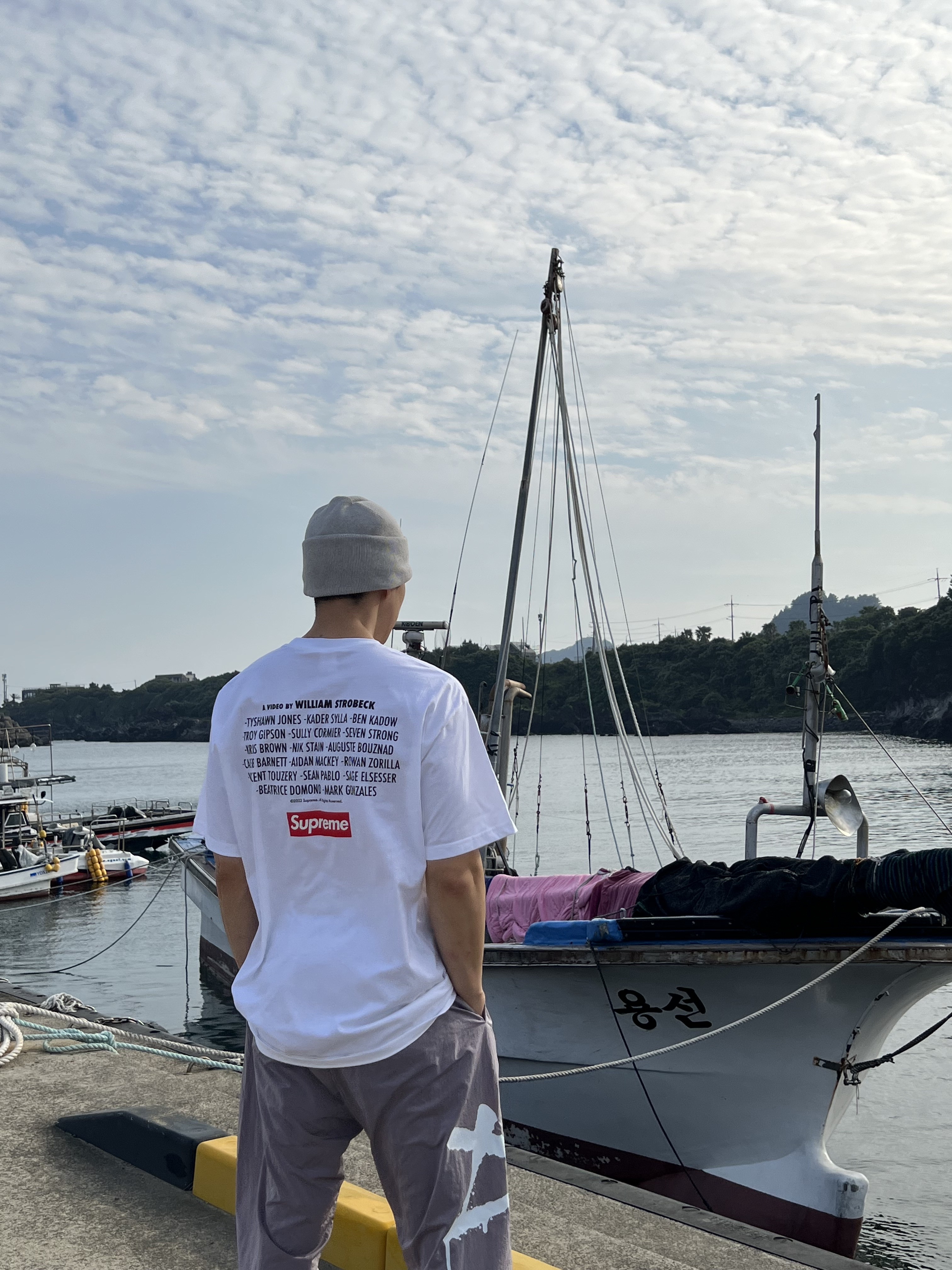 Supreme Play Dead T-Shirt White - 22FW, Nike x Kasina Air Max 1 SP Won-Ang Particle Grey 착용 스타일 - 5