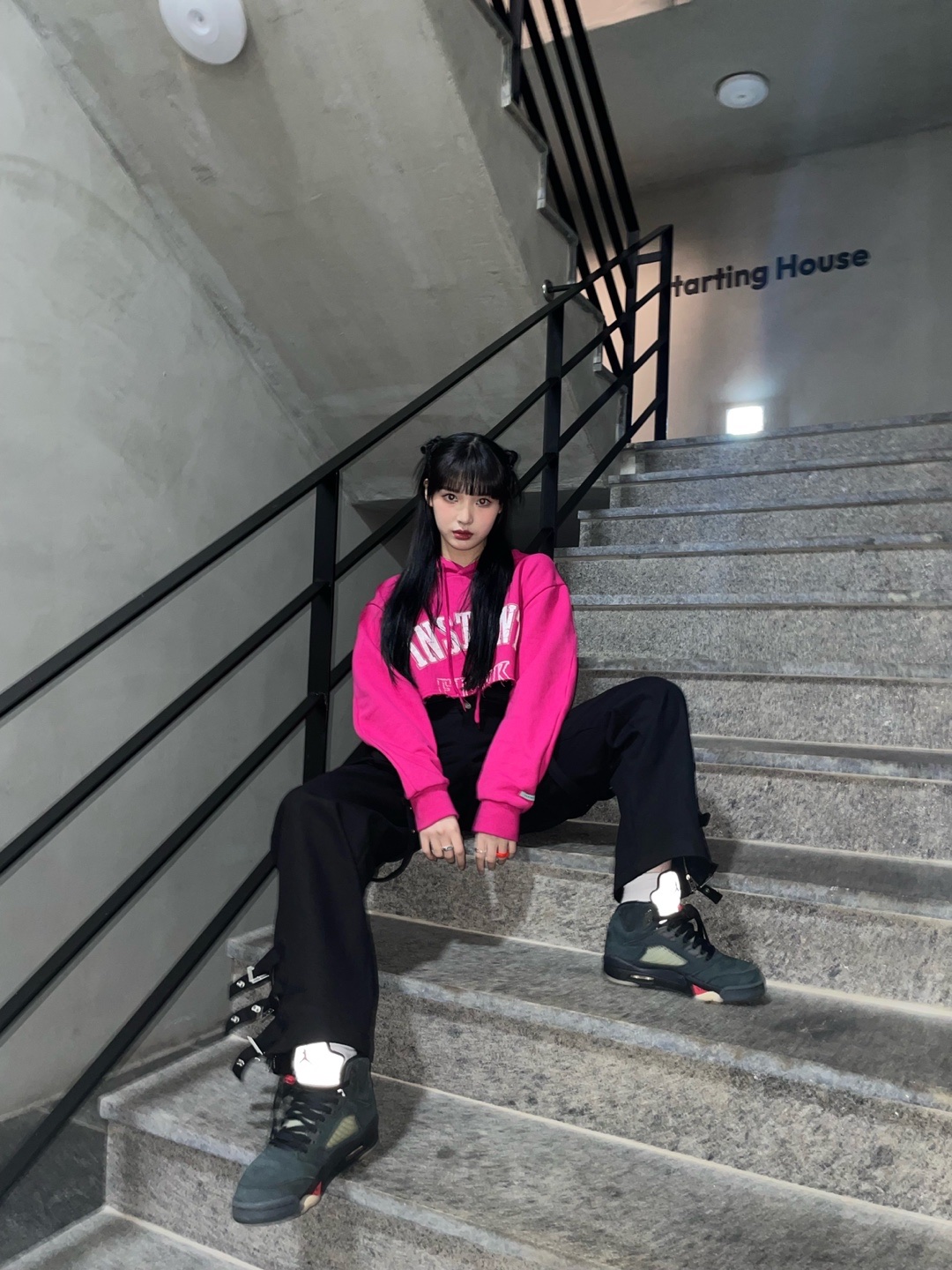 (W) Jordan 5 Retro Gore-Tex Off Noir Fire Red 착용 스타일 - 3