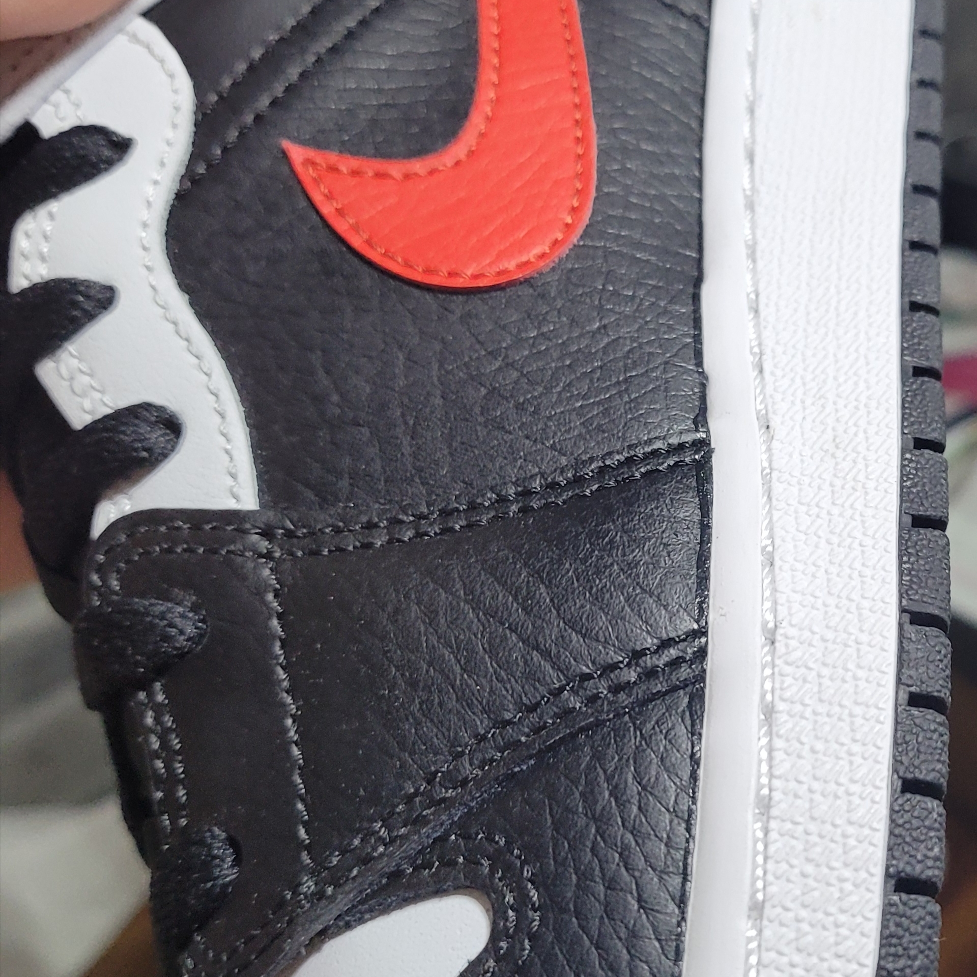 Jordan 1 Mid Black Chile Red 착용 스타일