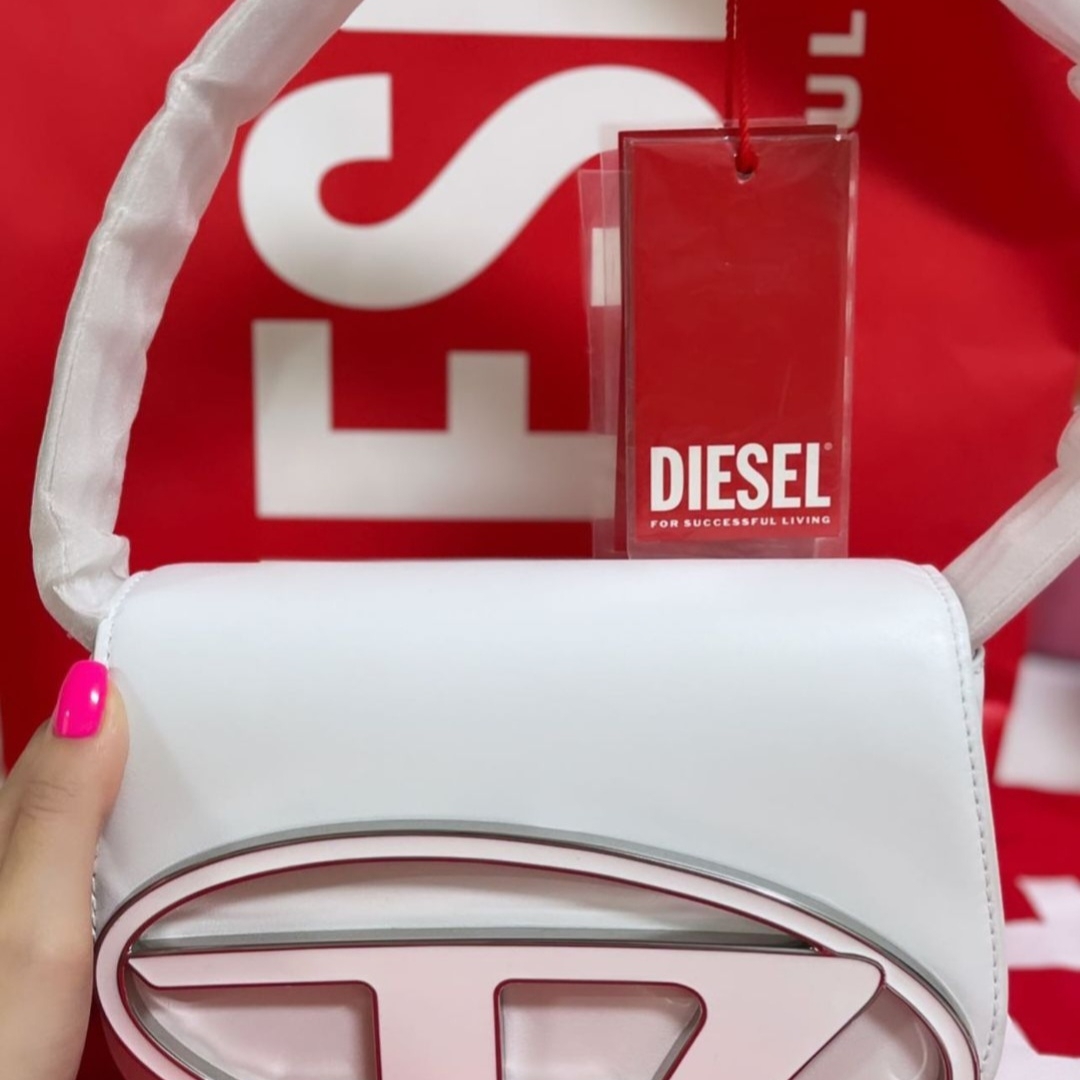 Diesel 1DR Shoulder Bag in Nappa Leather White 착용 스타일
