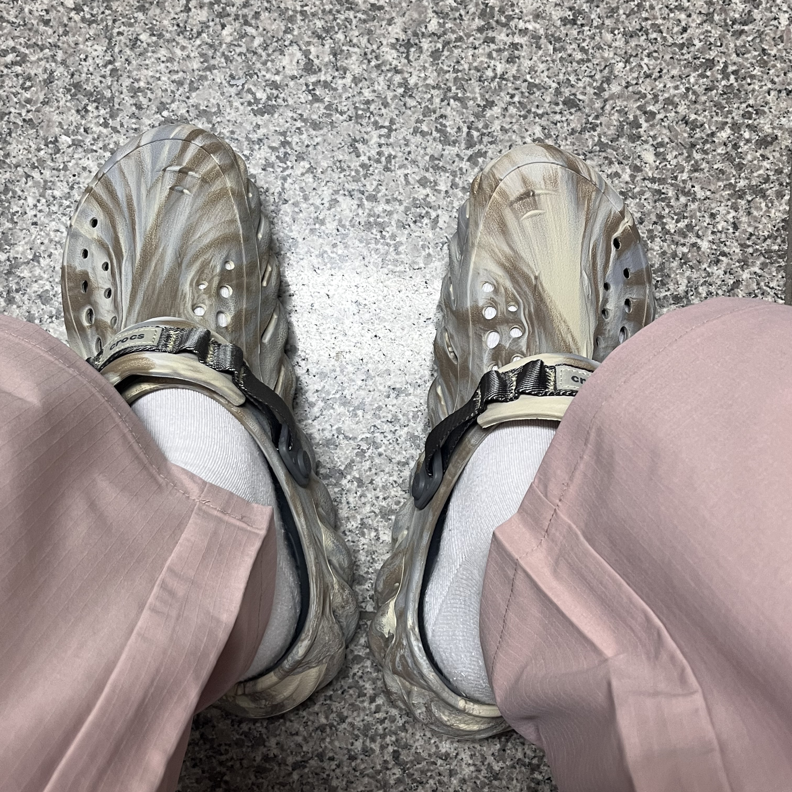 Crocs Echo Marbled Clog Bone Multi 착용 스타일