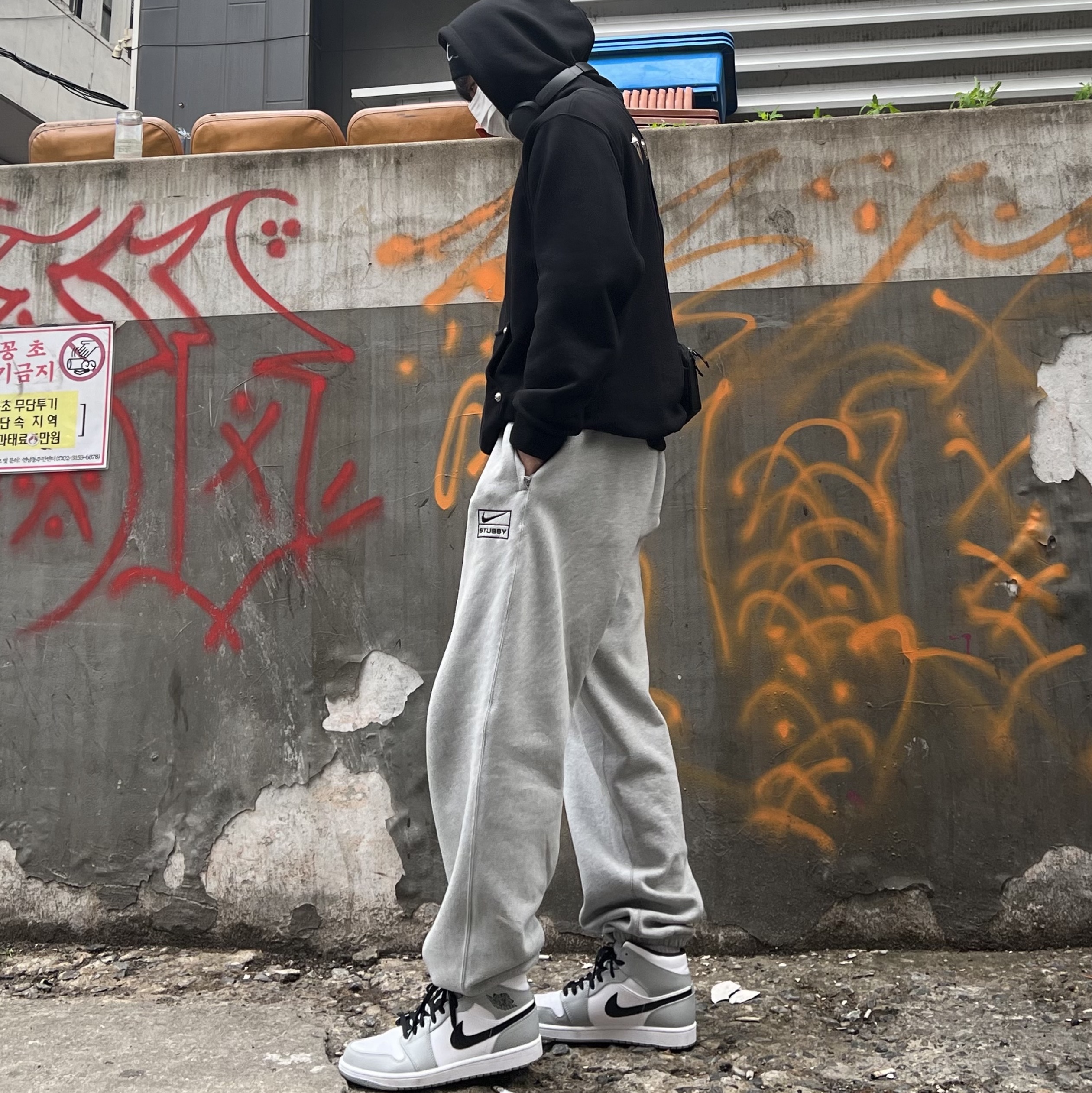 Jordan 1 Mid Light Smoke Grey, Arc'teryx Mantis 1 Waistpack Black 착용 스타일 - 2