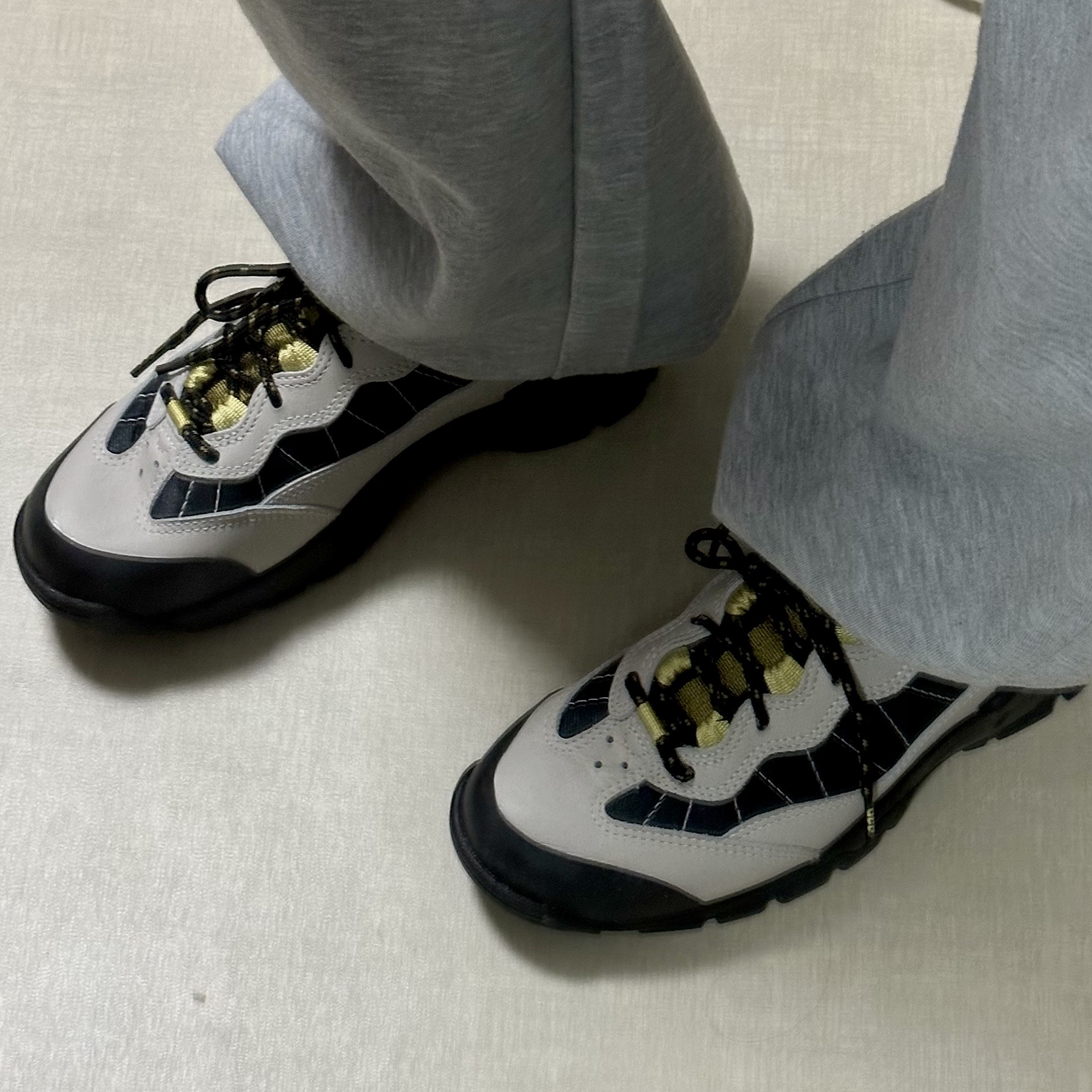 Nike ACG Air Mada Black and Celery Light Bone 착용 스타일 - 1