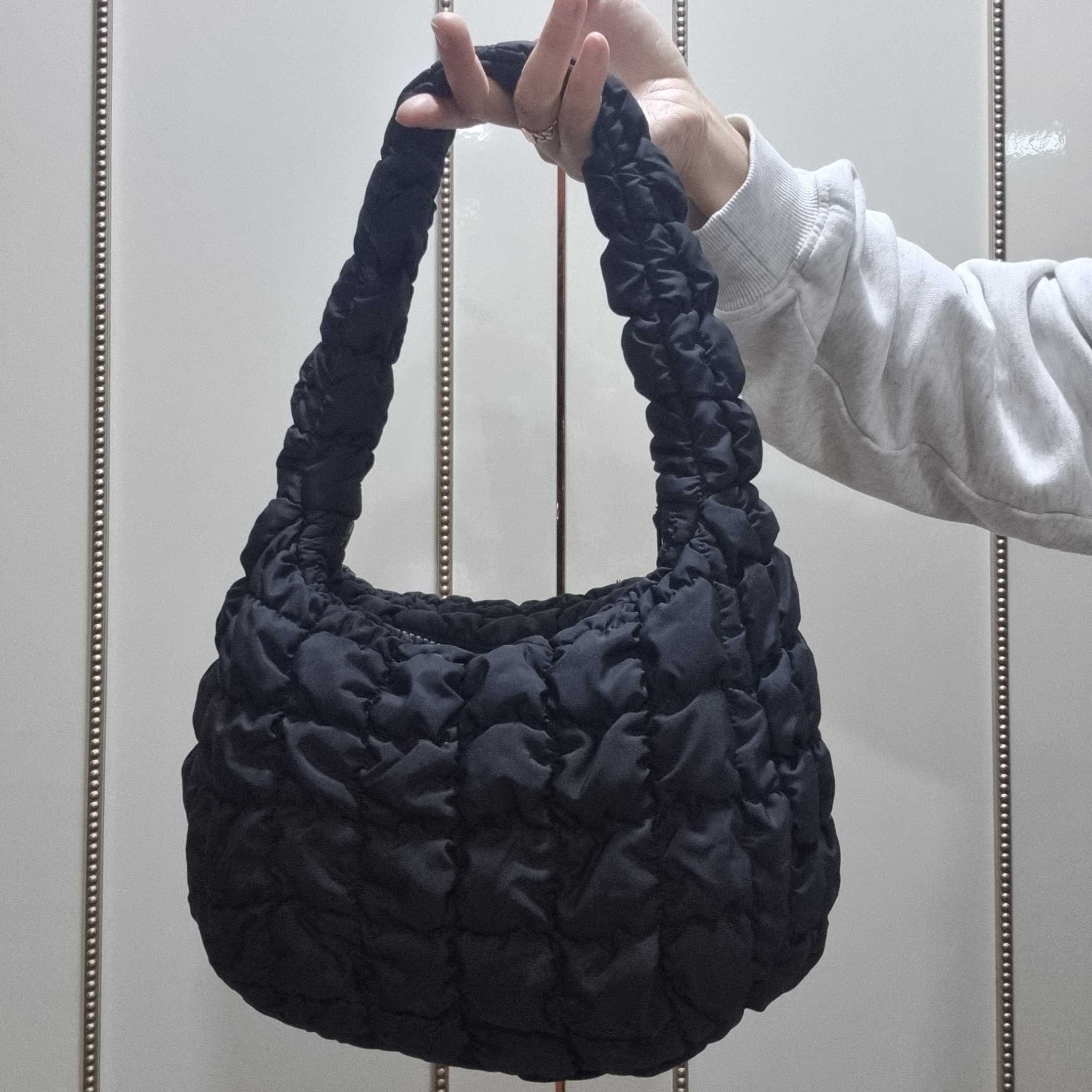 코스 퀼티드 미니백 블랙 착용 스타일