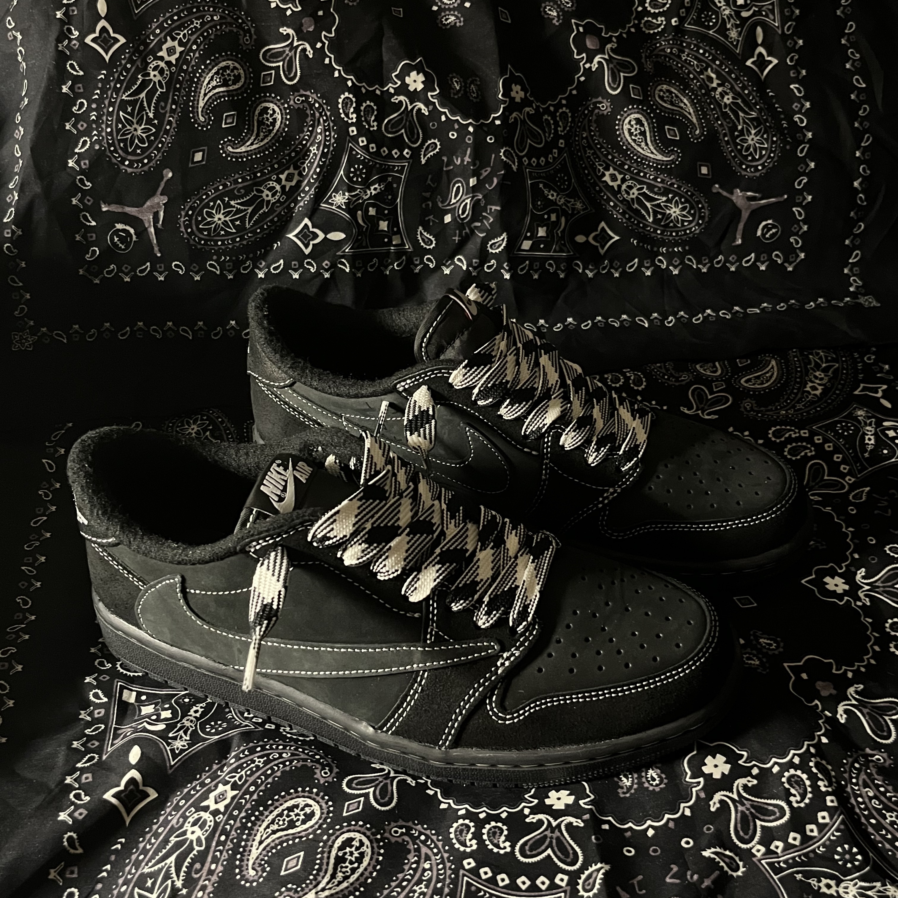 Jordan 1 x Travis Scott Retro Low OG SP Black Phantom, Maison Mihara Yasuhiro Blakey OG Sole Canvas Low-top Sneakers White 착용 스타일 - 1