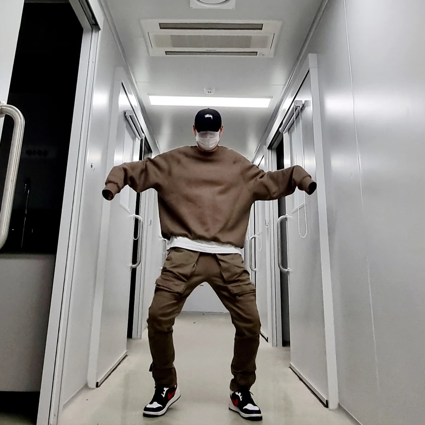 Jordan 1 Mid Black Chile Red, Essentials Pull-Over Crewneck Sweatshirt Taupe - 21SS 착용 스타일 - 1