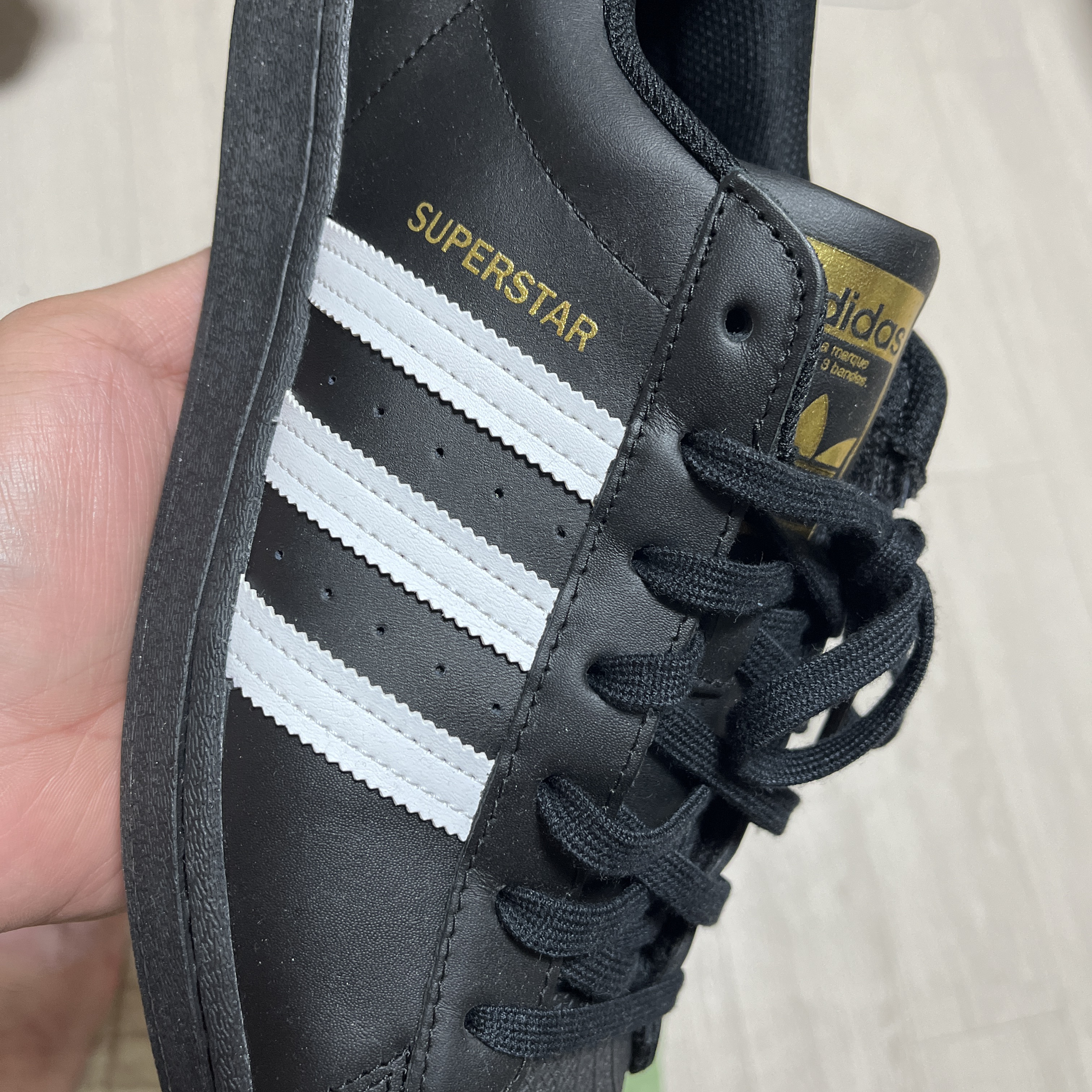Adidas Superstar Core Black White 착용 스타일 - 3