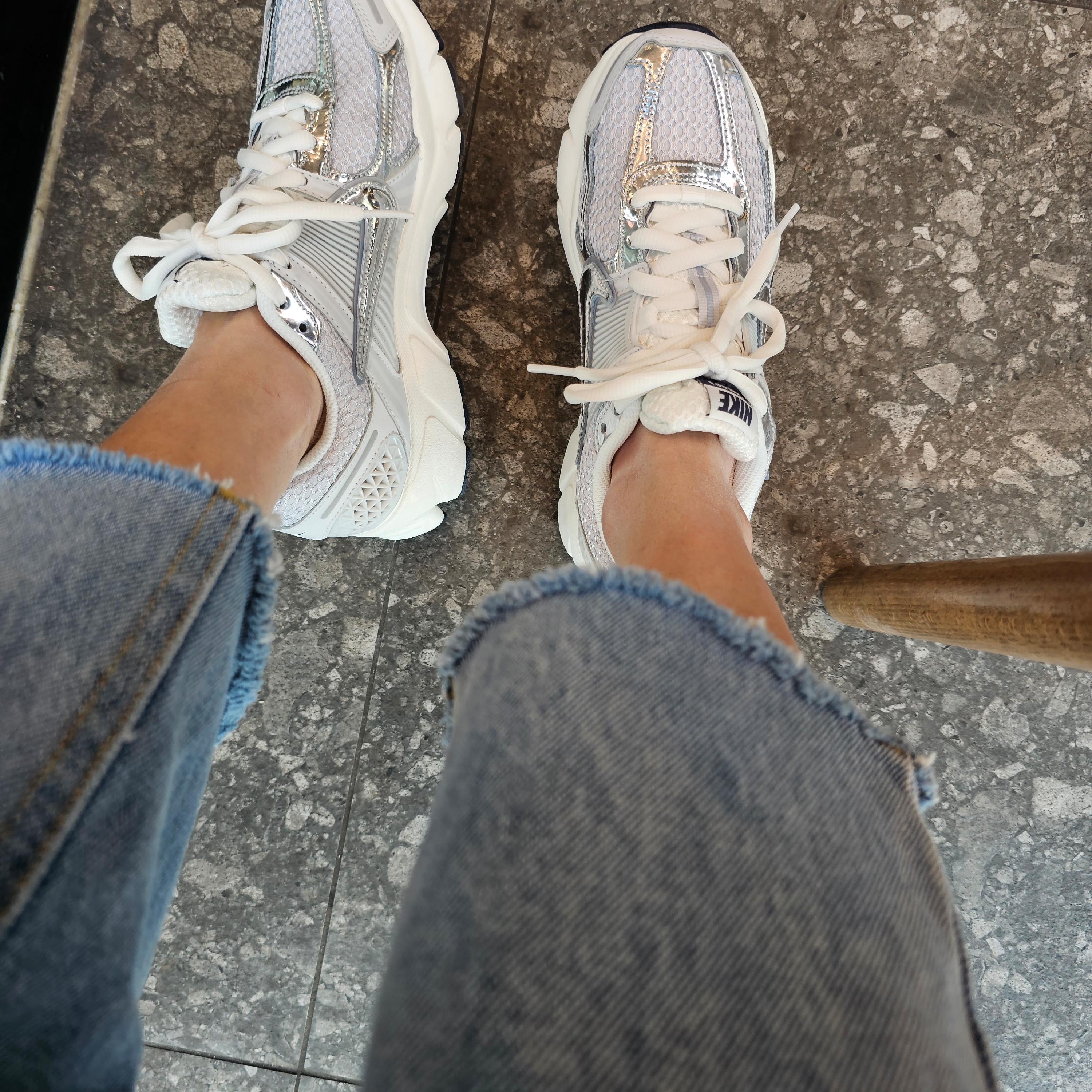 (W) Nike Zoom Vomero 5 Photon Dust and Metallic Silver 착용 스타일