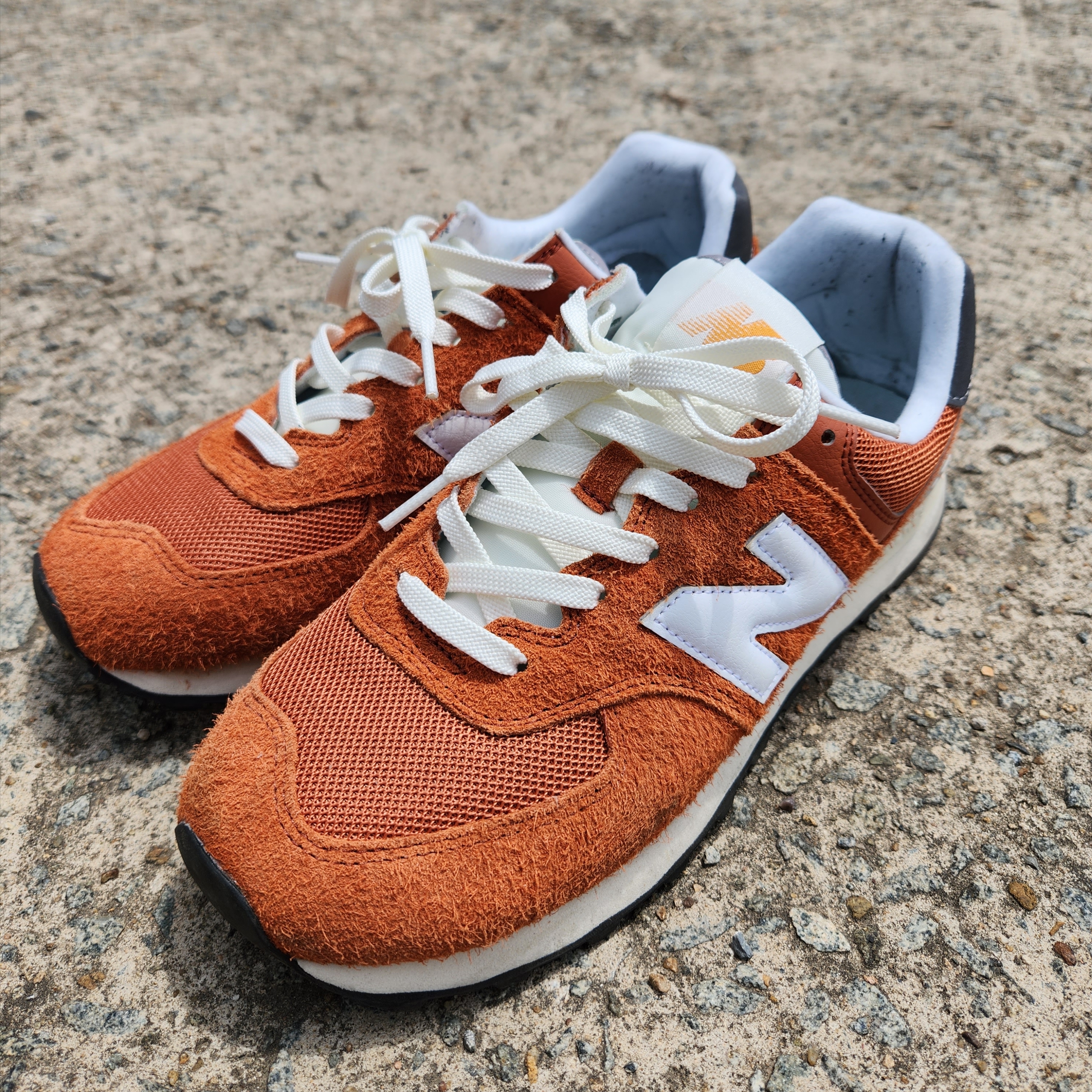 New Balance 574 Heritage Orange Burst White 착용 스타일