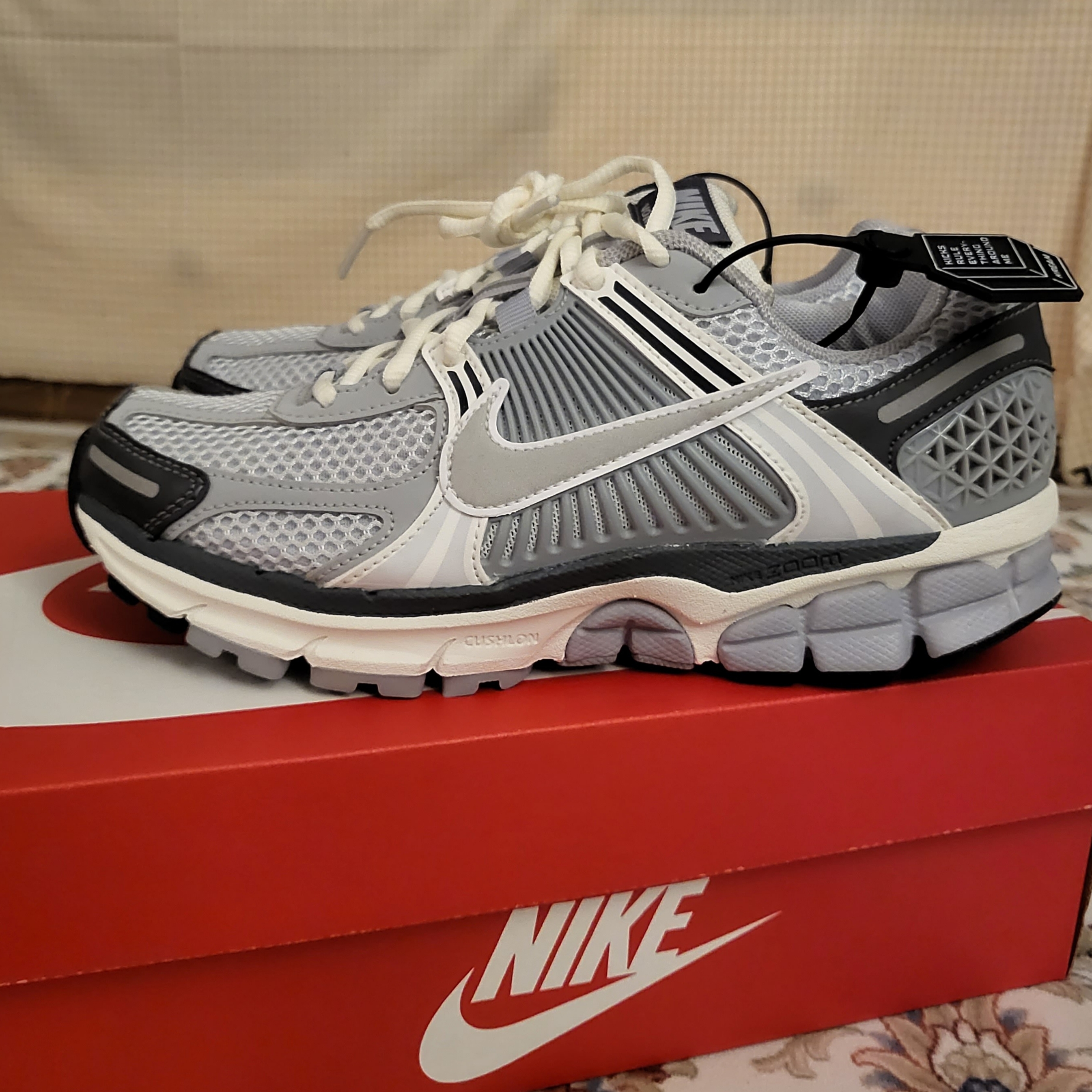 (W) Nike Zoom Vomero 5 Pure Platinum Metallic Silver 착용 스타일 - 1