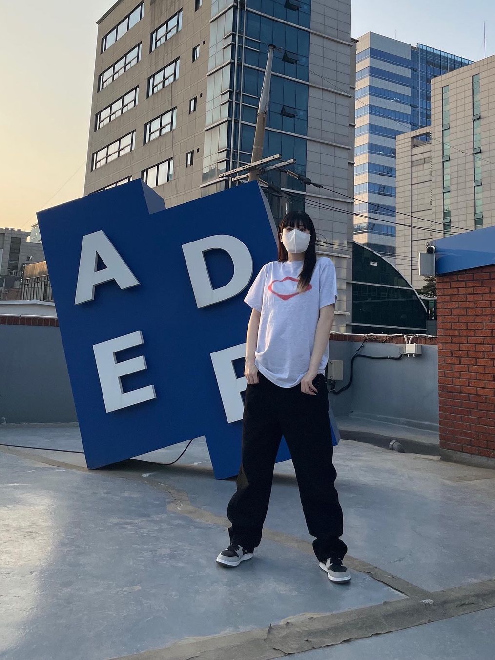 (W) 미스치프 롬버스 블러 티셔츠 베이직 멜란지 그레이, (W) 미스치프 롬버스 블러 티셔츠 베이직 블랙 착용 스타일