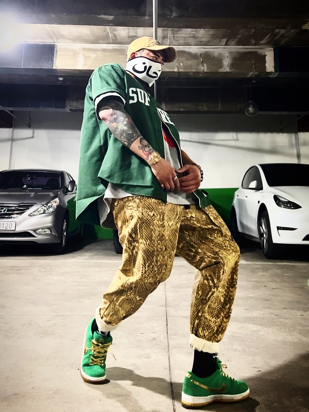 슈프림 x 나이키 ACG 데님 6-패널 캡 골드 스네이크스킨 - 22FW, 슈프림 x 나이키 ACG 벨티드 데님 팬츠 골드 스네이크스킨 - 22FW 착용 스타일 - 1