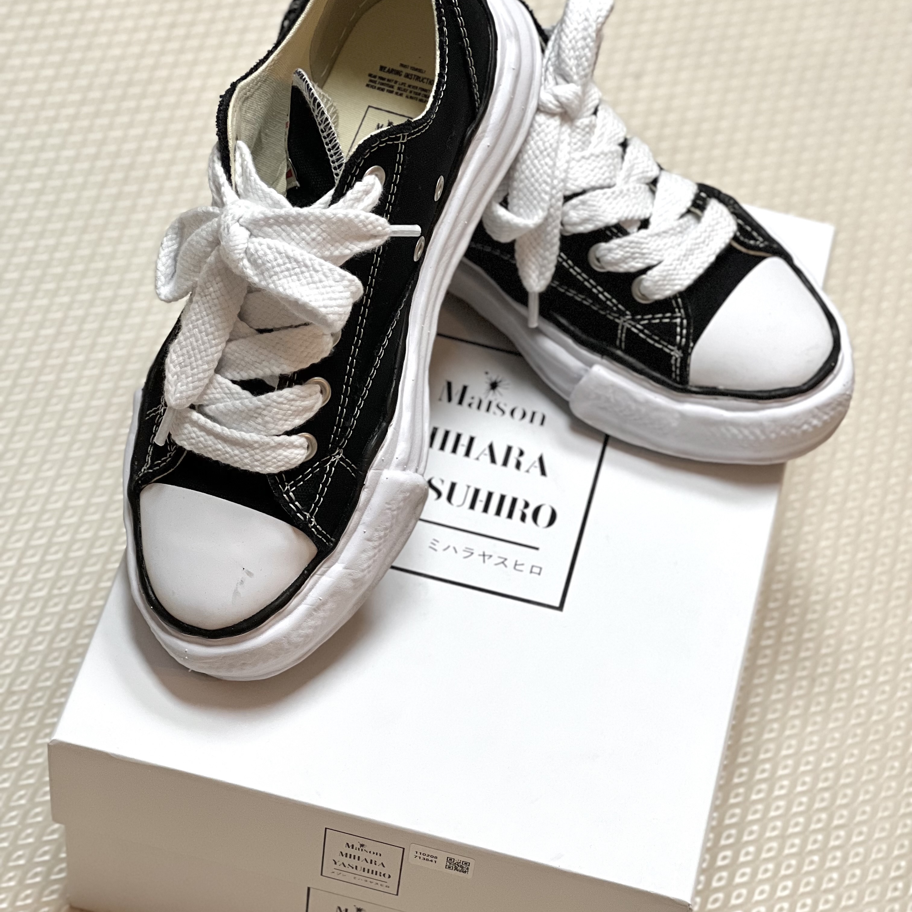 Maison Mihara Yasuhiro Peterson OG Sole Canvas Low Sneakers Black 착용 스타일