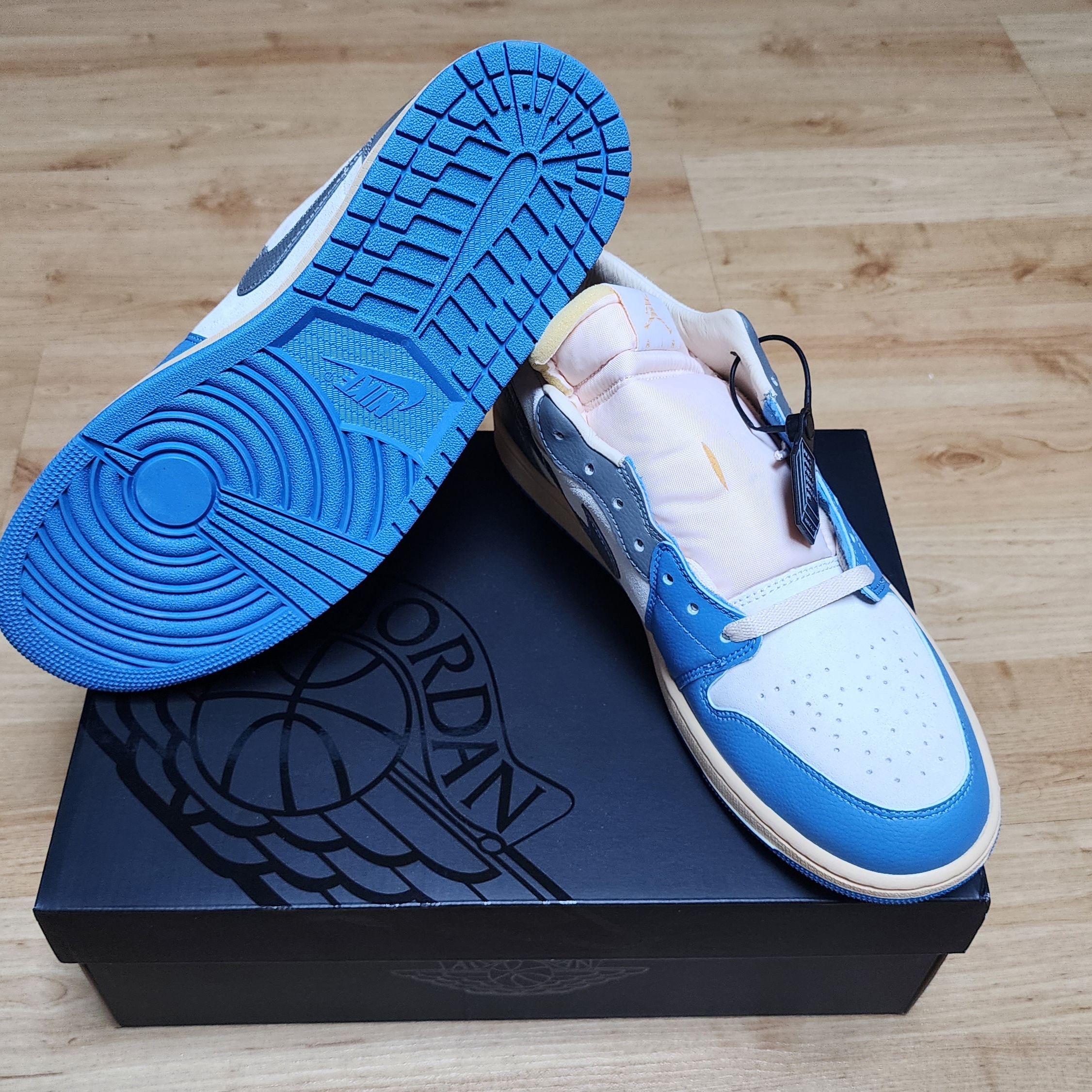 Jordan 1 Low SE Tokyo 96 착용 스타일 - 2