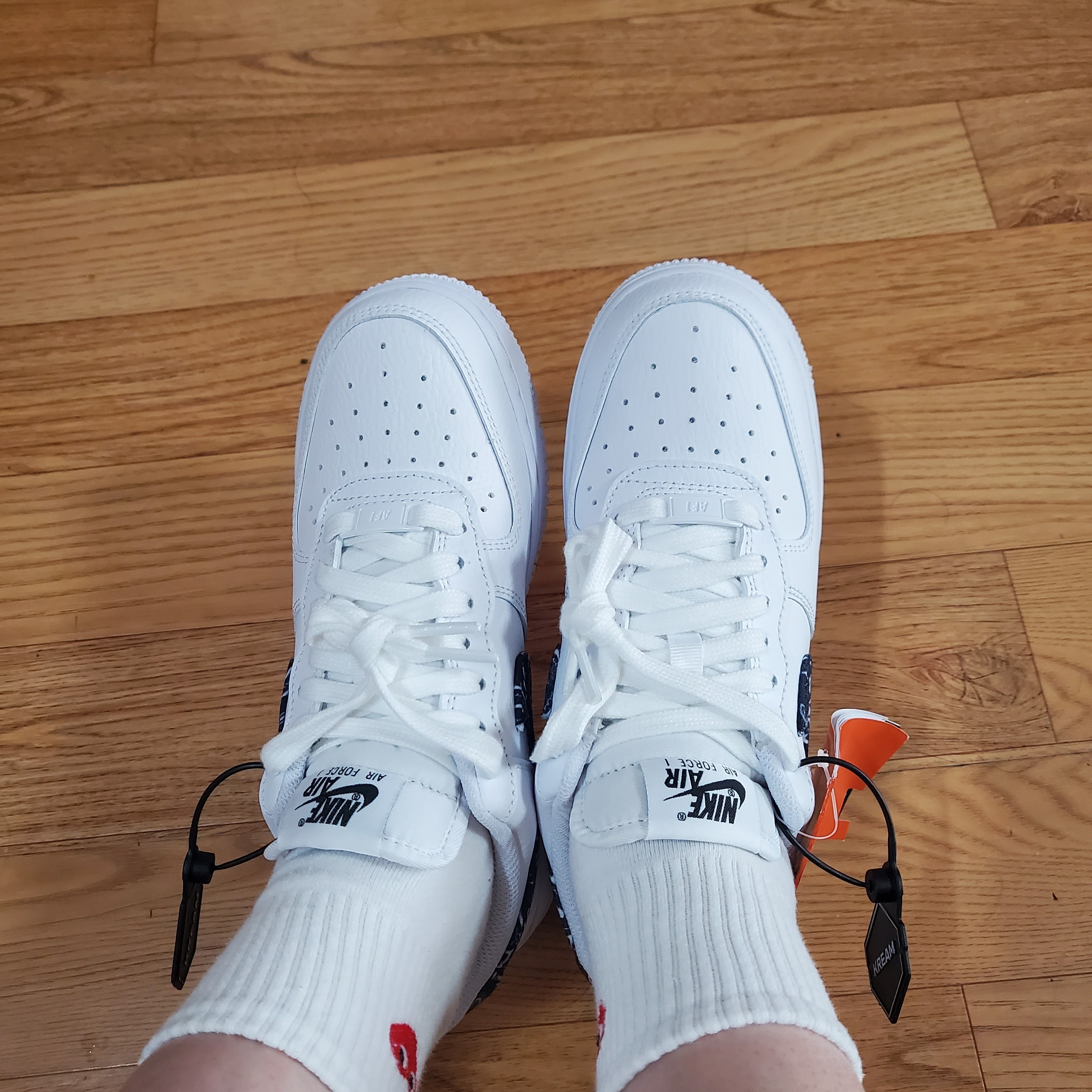 (W) Nike Air Force 1 '07 Essential Paisley Swoosh White Black 착용 스타일 - 3