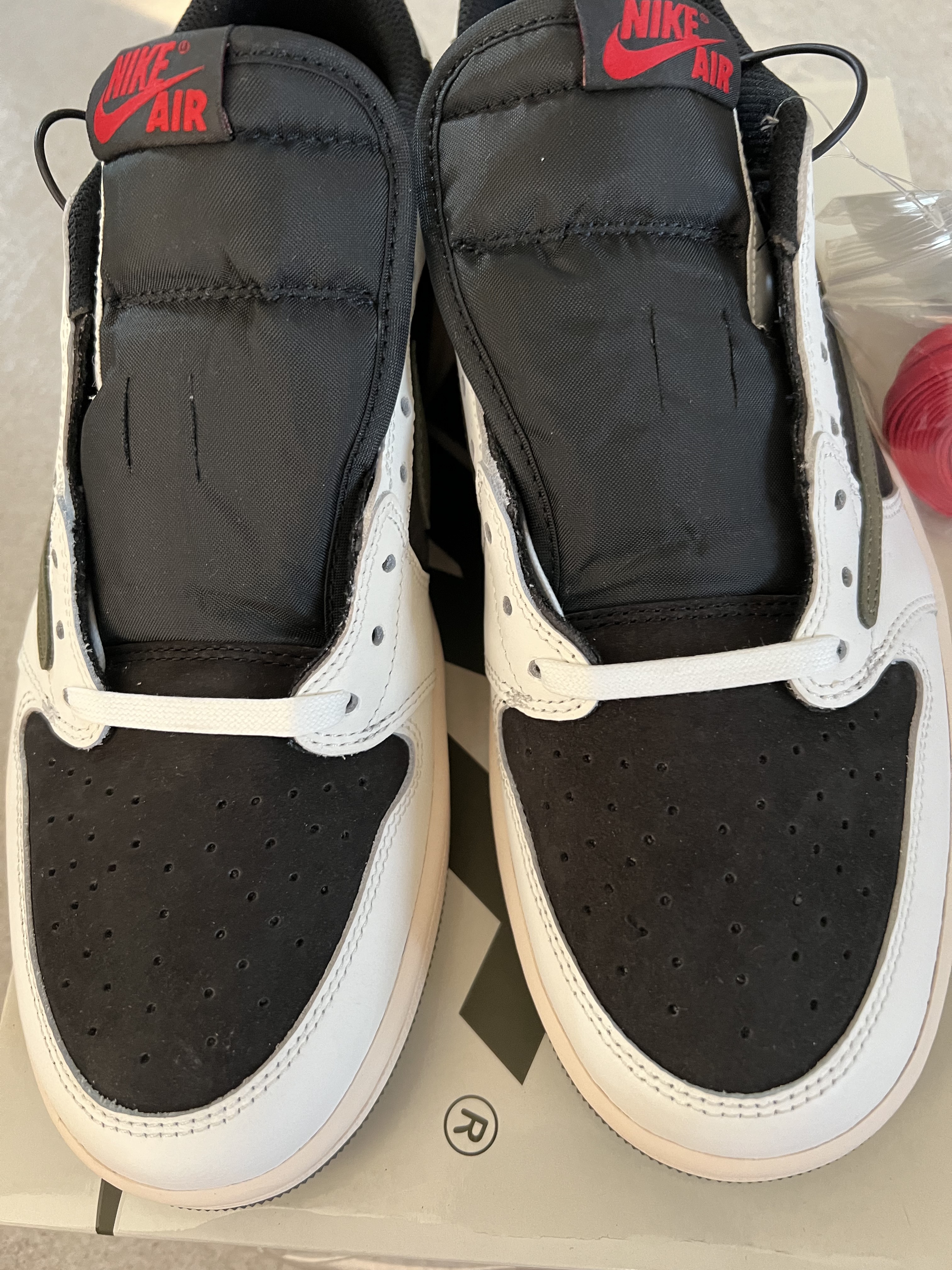 (W) Jordan 1 x Travis Scott Retro Low OG SP Medium Olive 착용 스타일 - 3