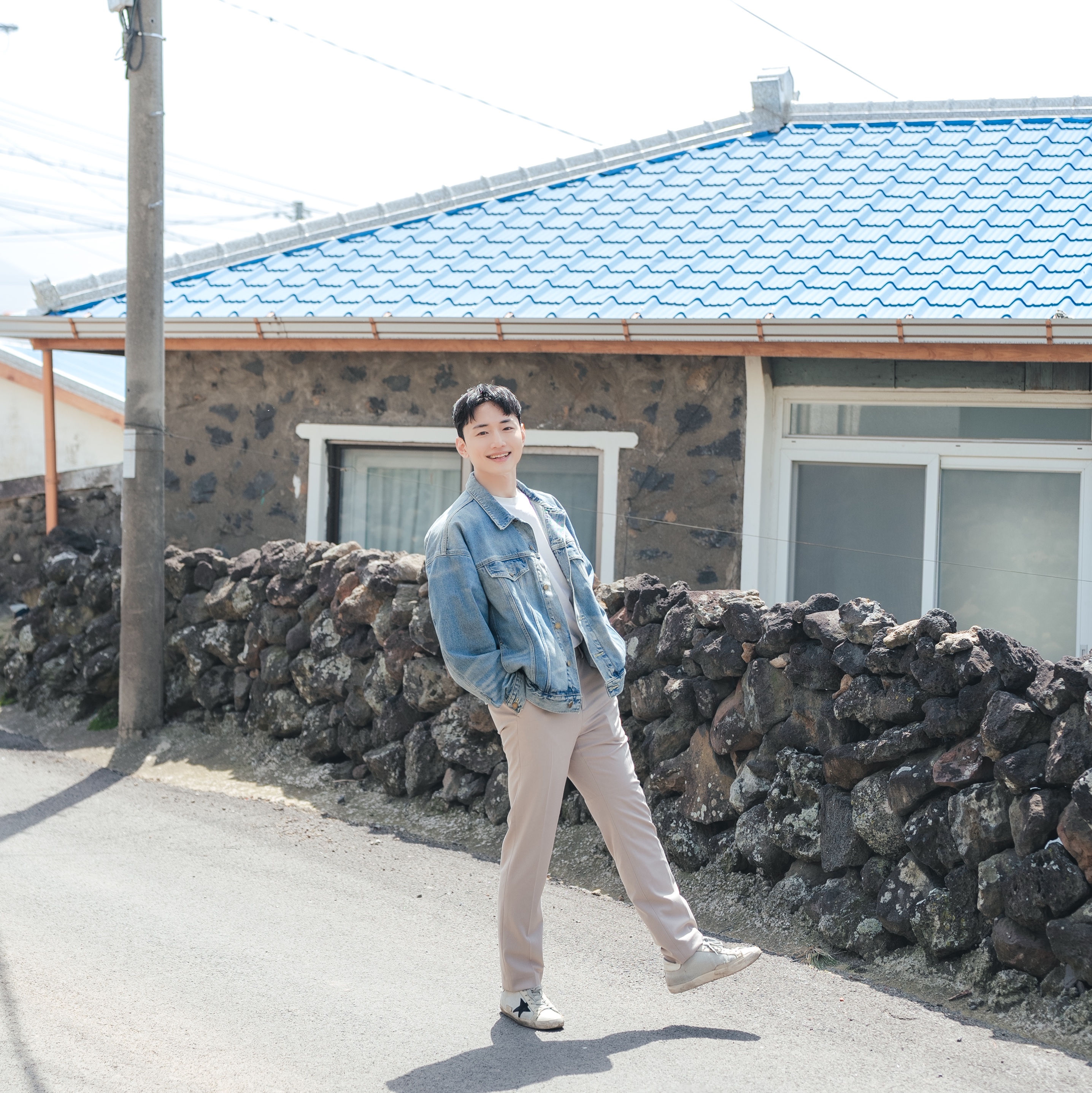 Essentials Trucker Jacket Indigo, Golden Goose Superstar Grey Code Sneakers 착용 스타일