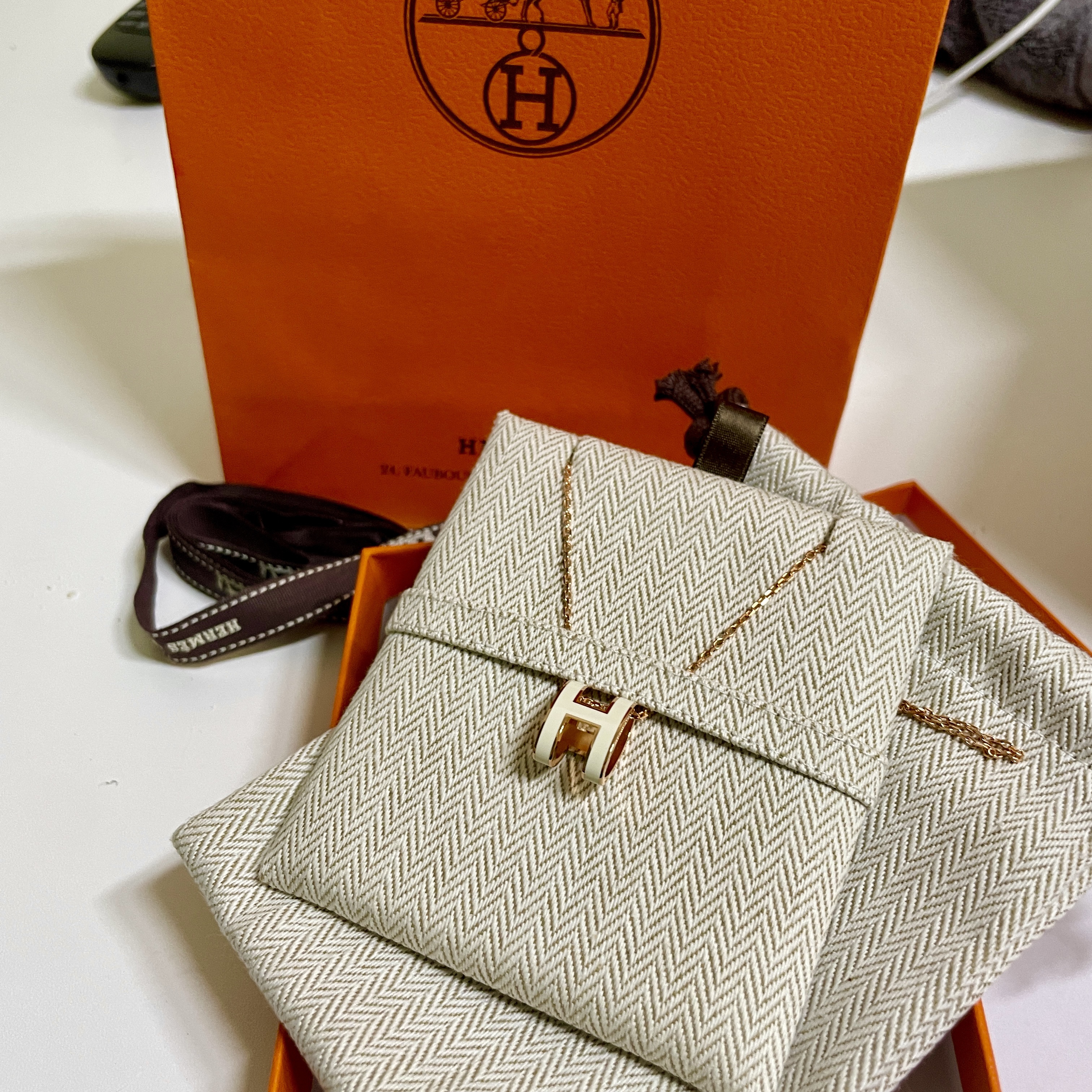 (W) Hermes Pop H Pendant Rose Gold & Blanc 착용 스타일