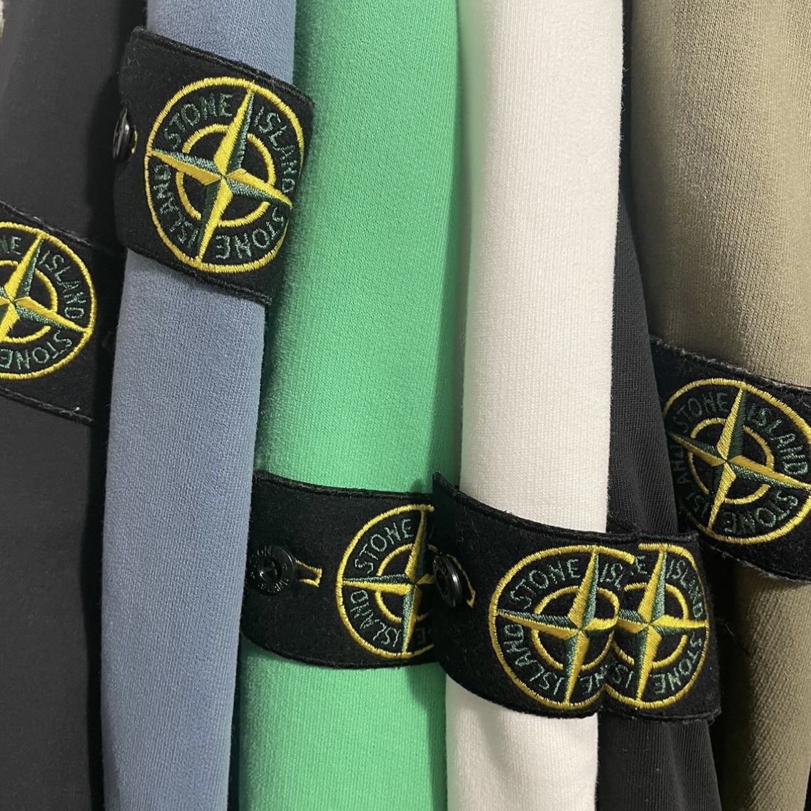 Stone Island 63051 Cotton Fleece Garment Dyed Sweatshirt Black - 23SS 착용 스타일