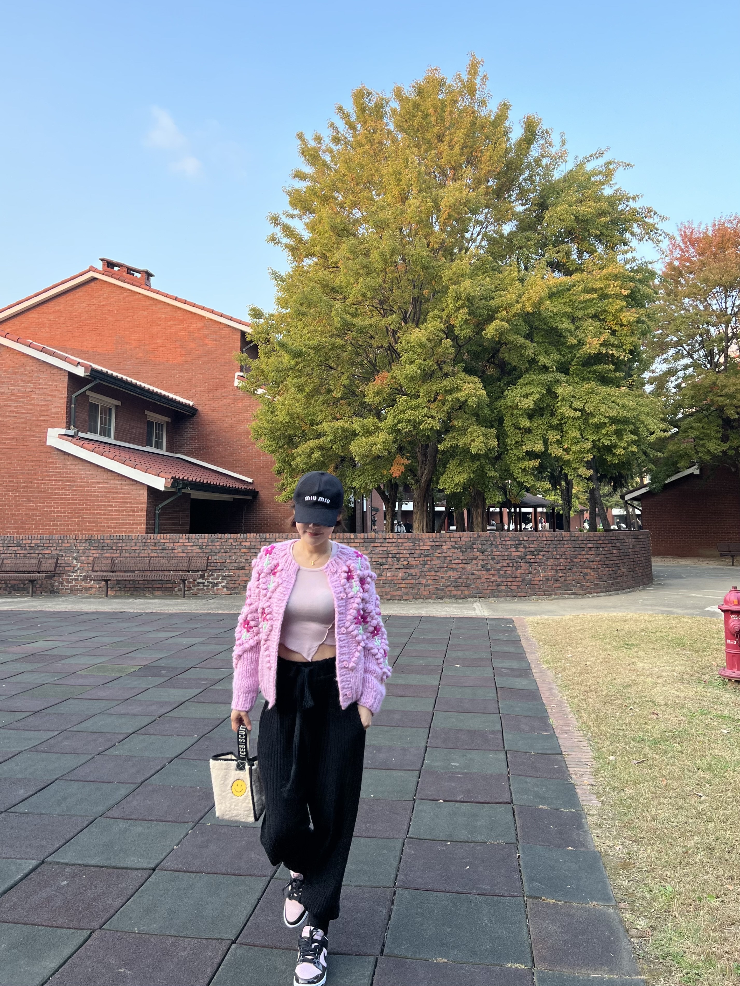 (W) 나이키 덩크 로우 에센셜 핑크 폼 블랙, (W) 미우 미우 드릴 베이스볼캡 블랙 착용 스타일 - 1