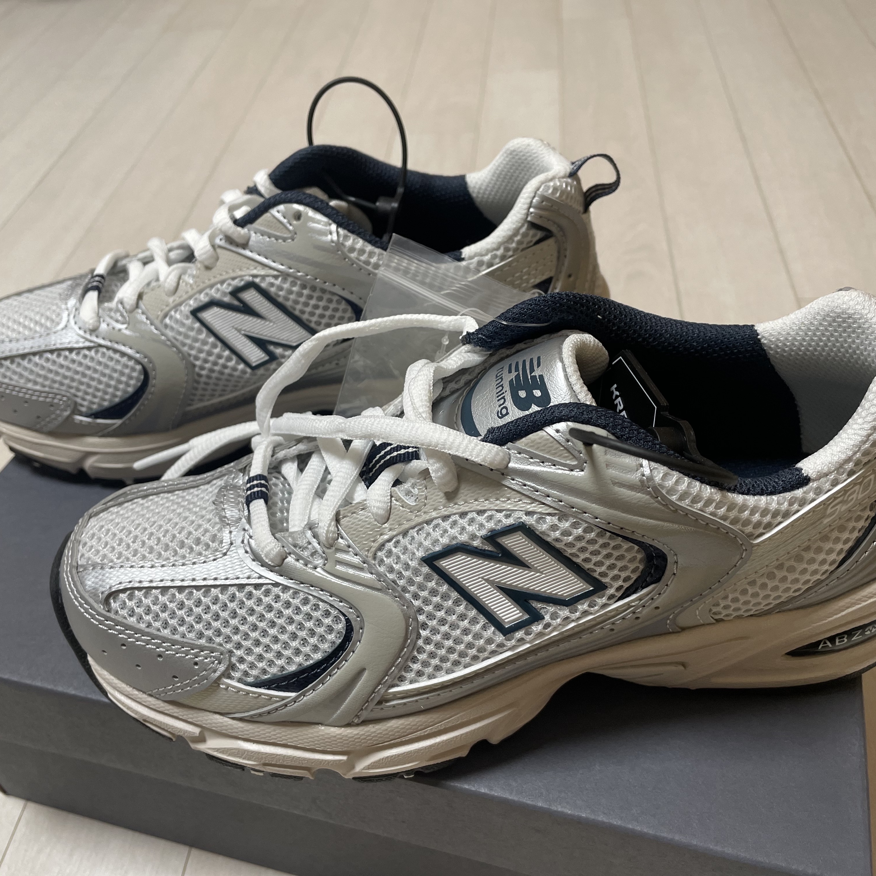 New Balance 530 Steel Grey 착용 스타일 - 1