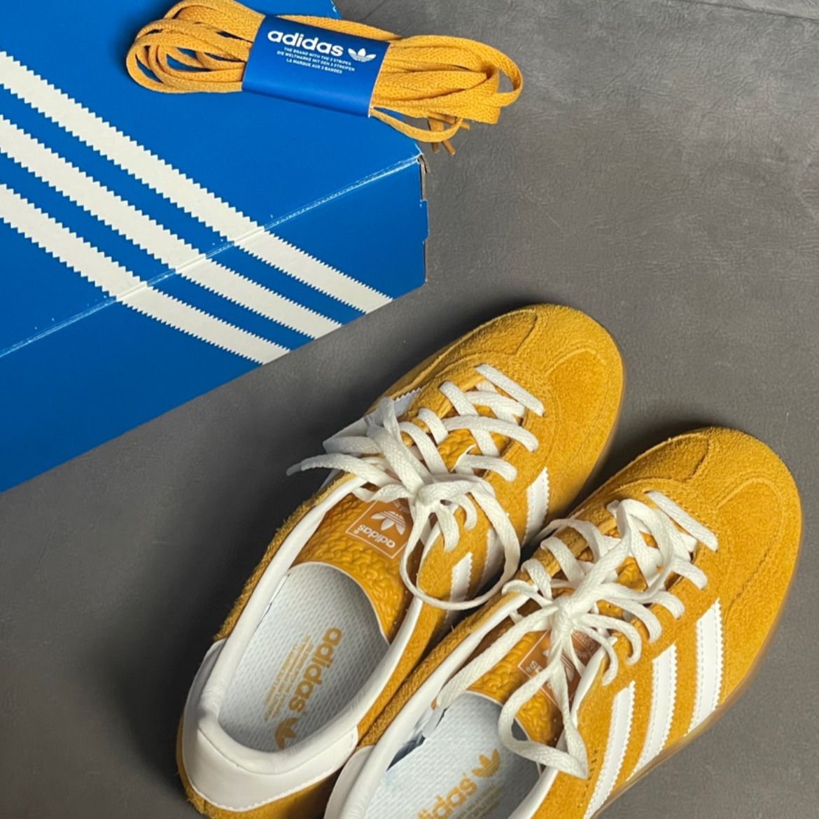 (W) Adidas Gazelle Indoor Orange Peel Cloud White 착용 스타일
