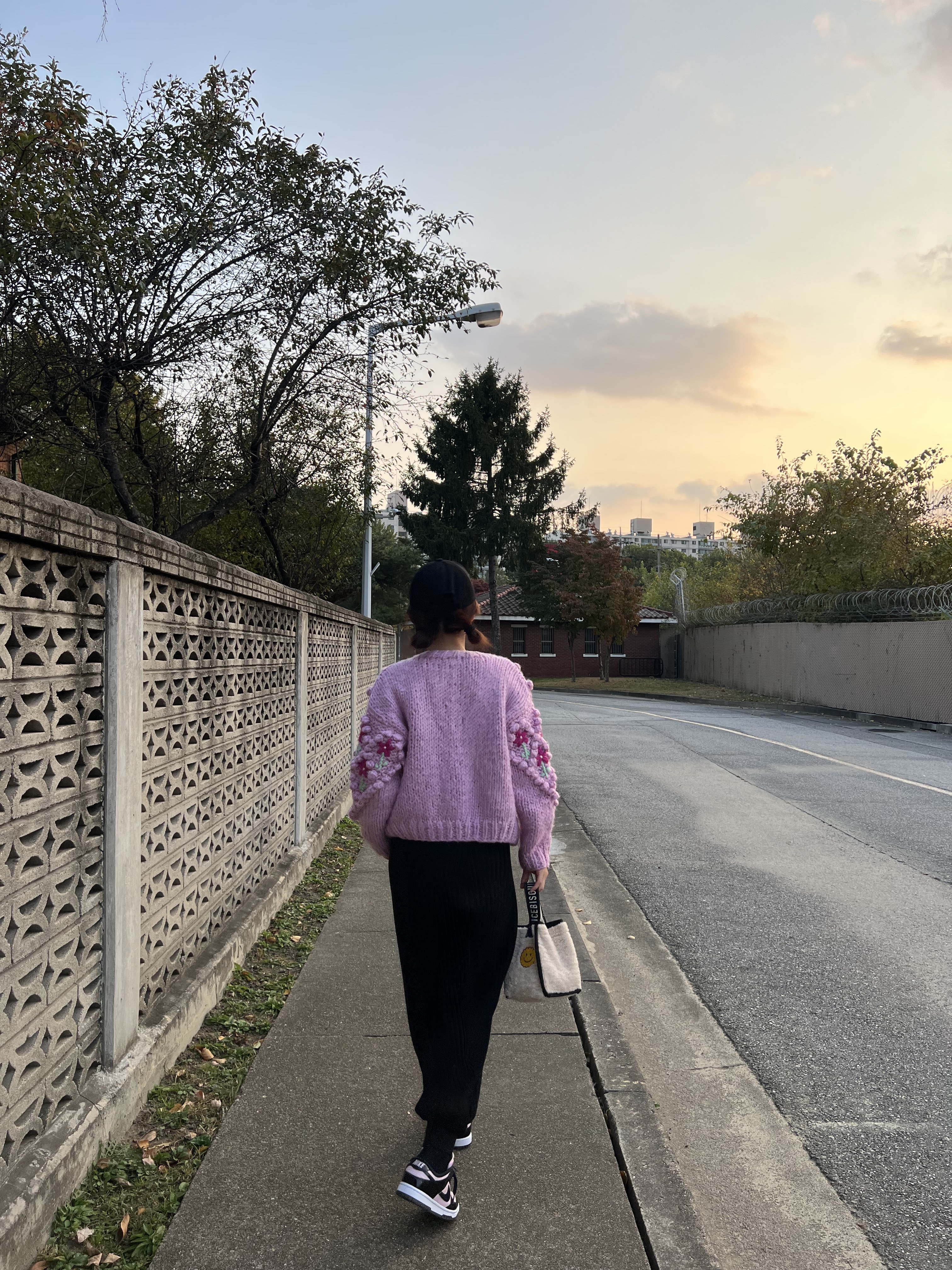(W) 나이키 덩크 로우 에센셜 핑크 폼 블랙, (W) 미우 미우 드릴 베이스볼캡 블랙 착용 스타일 - 2