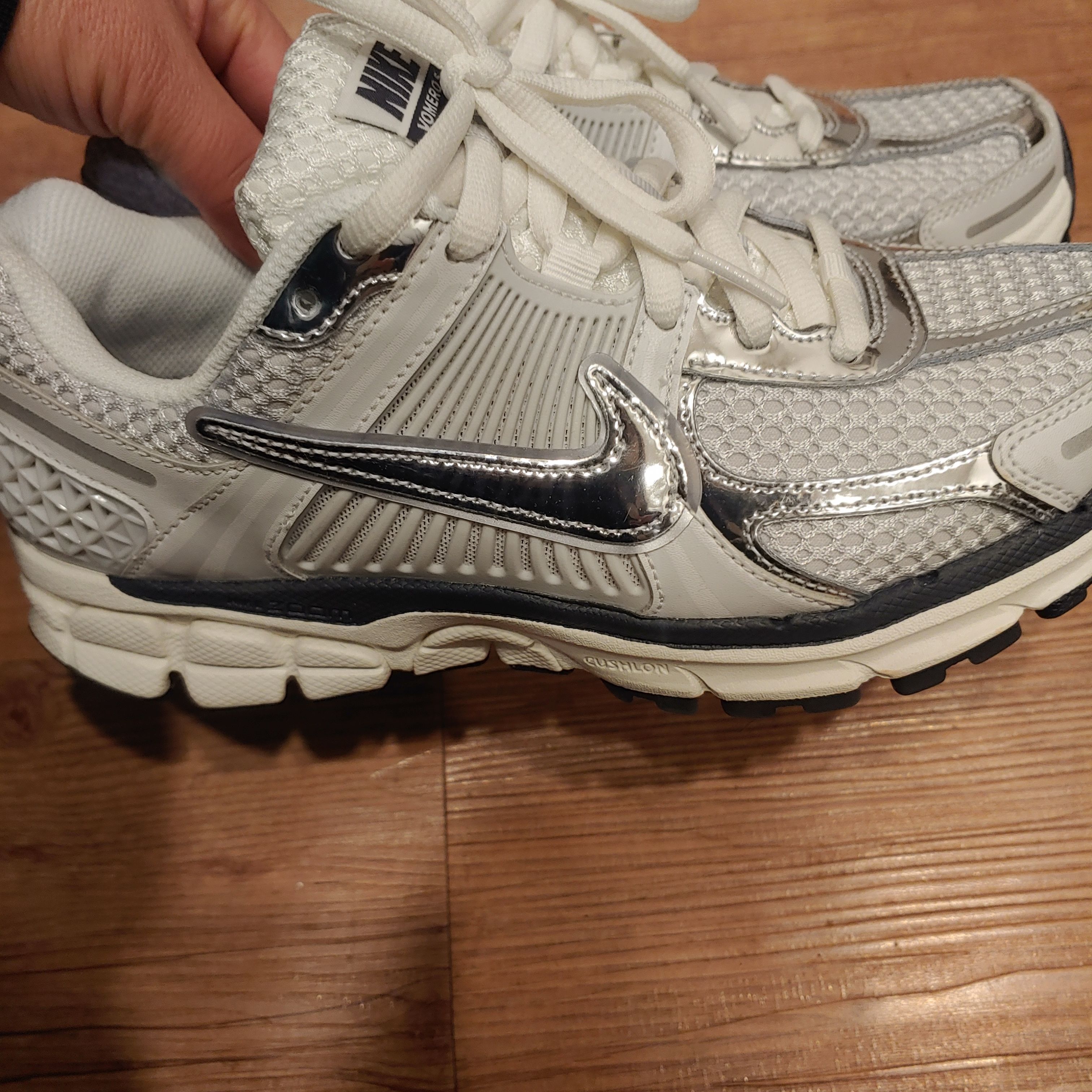 (W) Nike Zoom Vomero 5 Photon Dust and Metallic Silver 착용 스타일