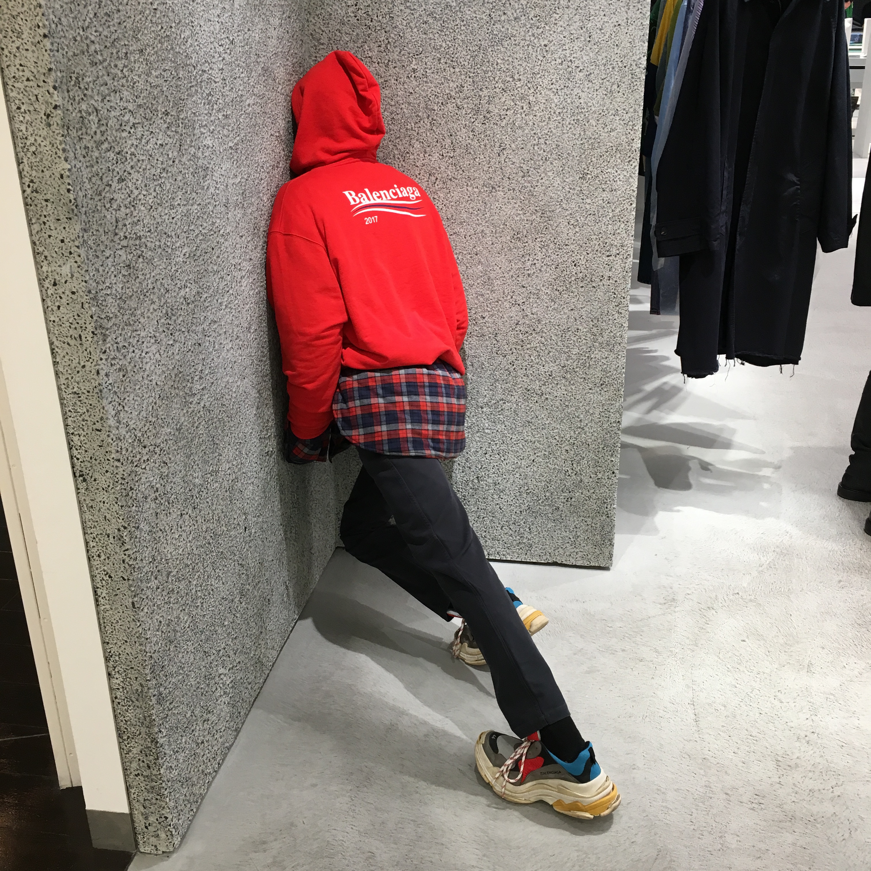 발렌시아가 레귤러 핏 후드 브라이트 레드 화이트, 발렌시아가 트리플 S 그레이 레드 블루 2018 리이슈 착용 스타일