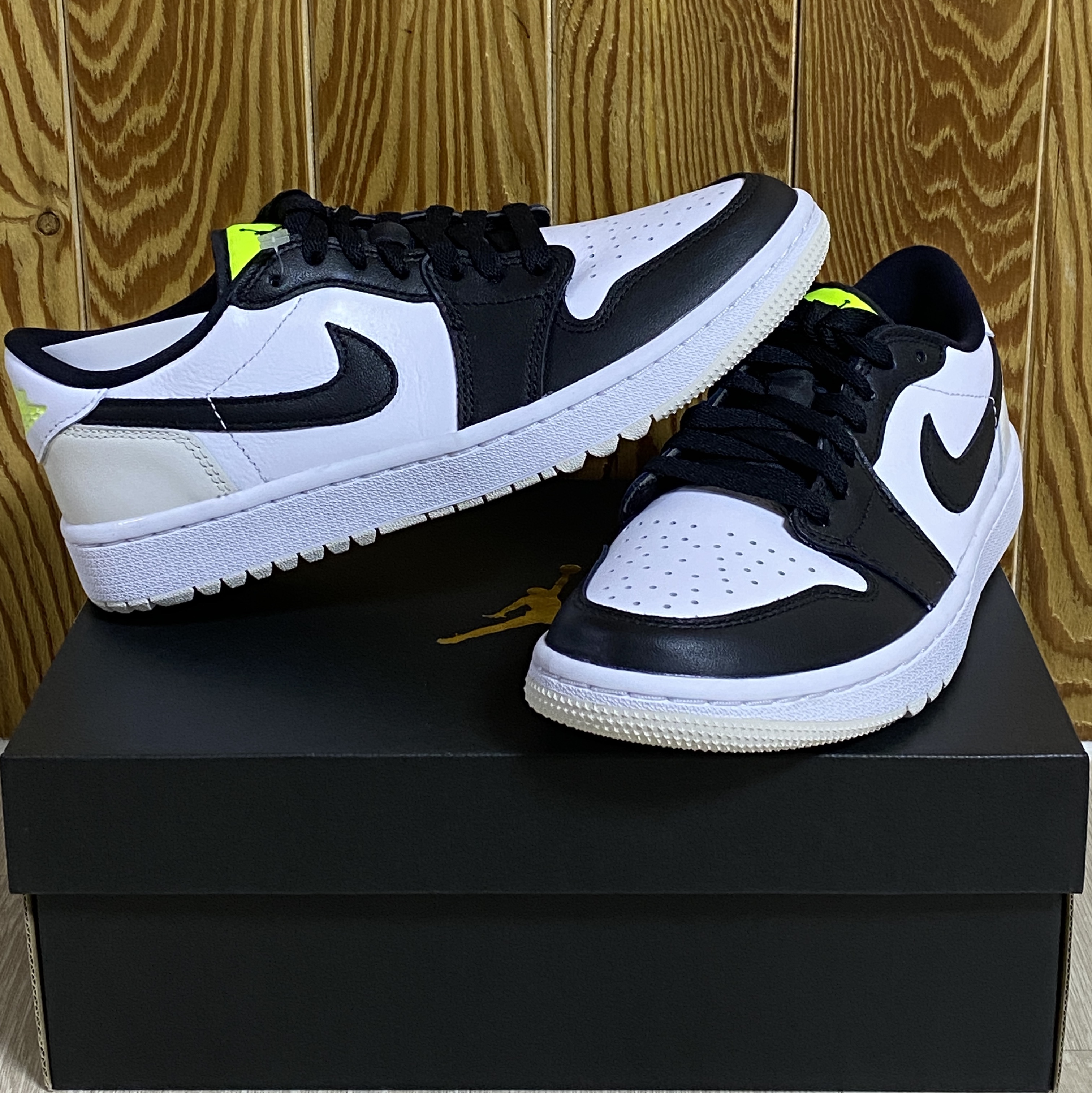 Jordan 1 Low Golf Black White and Volt 착용 스타일