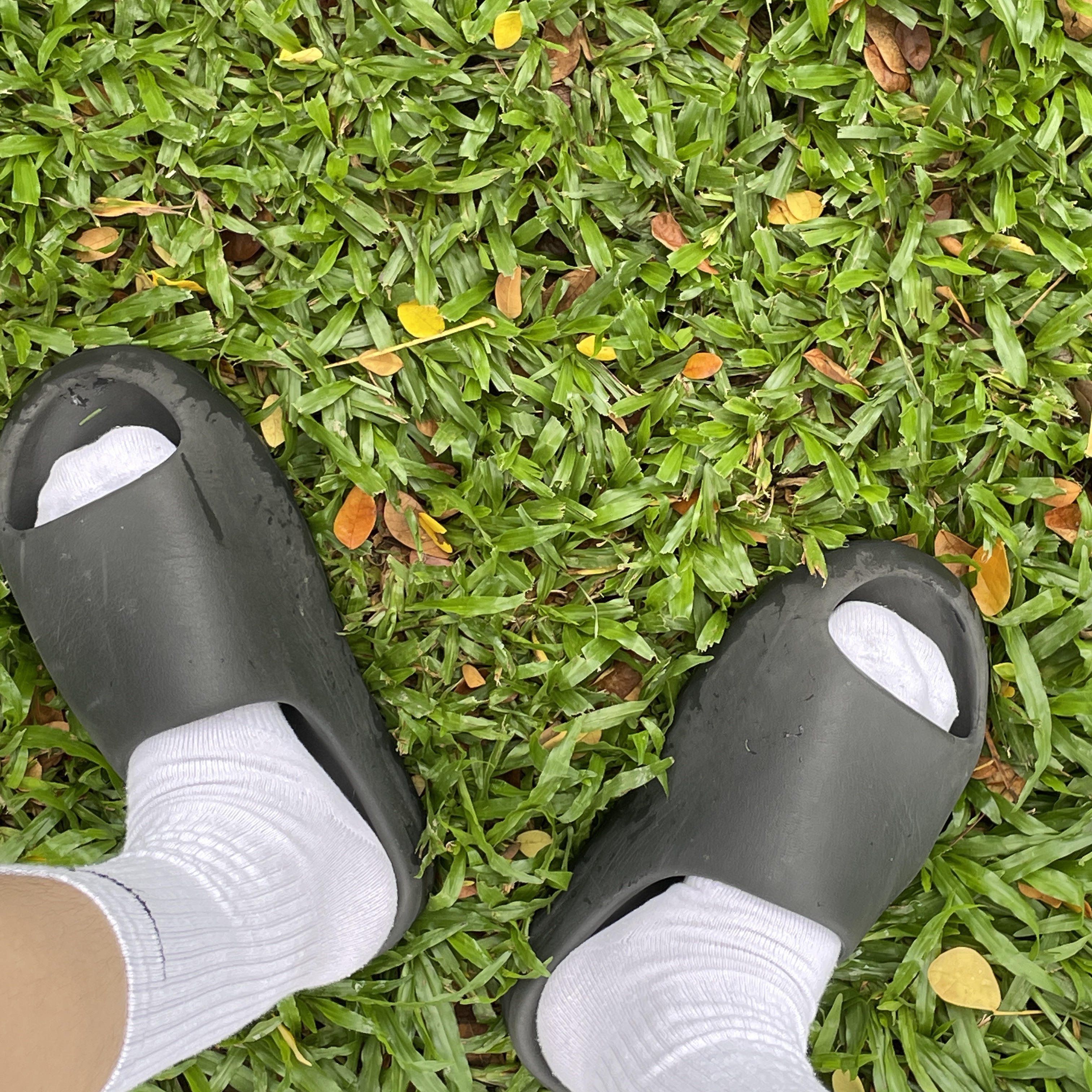 Adidas Yeezy Slide Onyx 착용 스타일 - 1