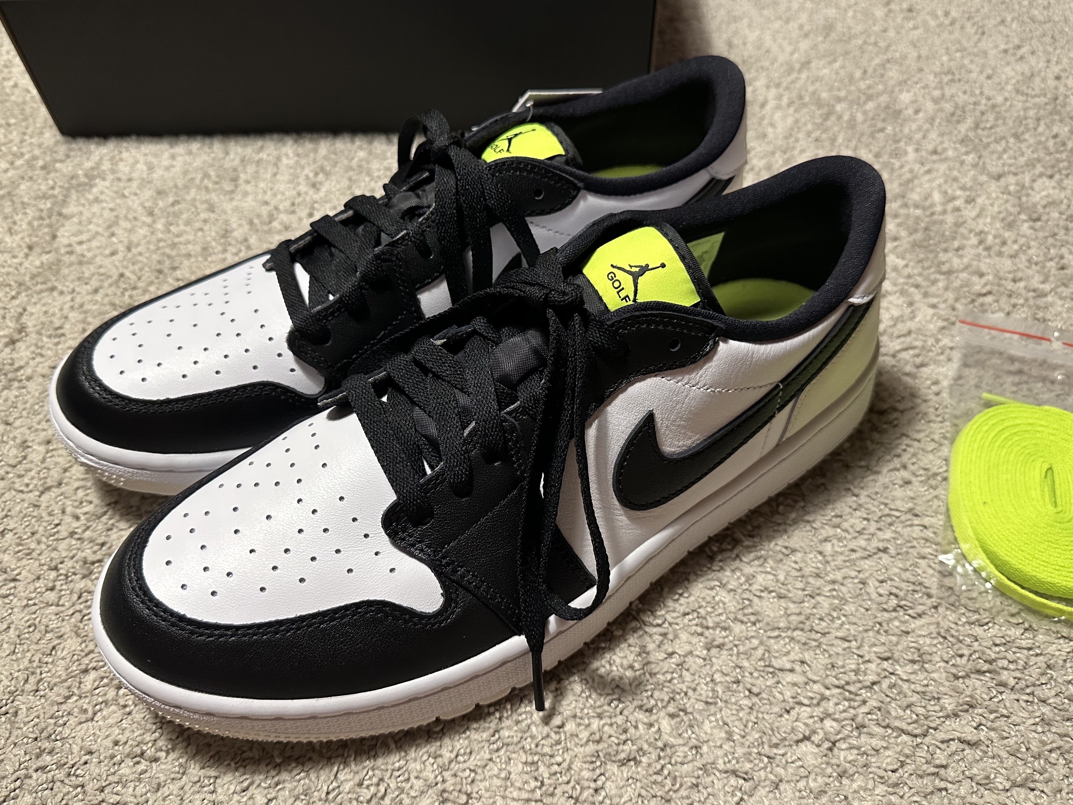 Jordan 1 Low Golf Black White and Volt 착용 스타일 - 1