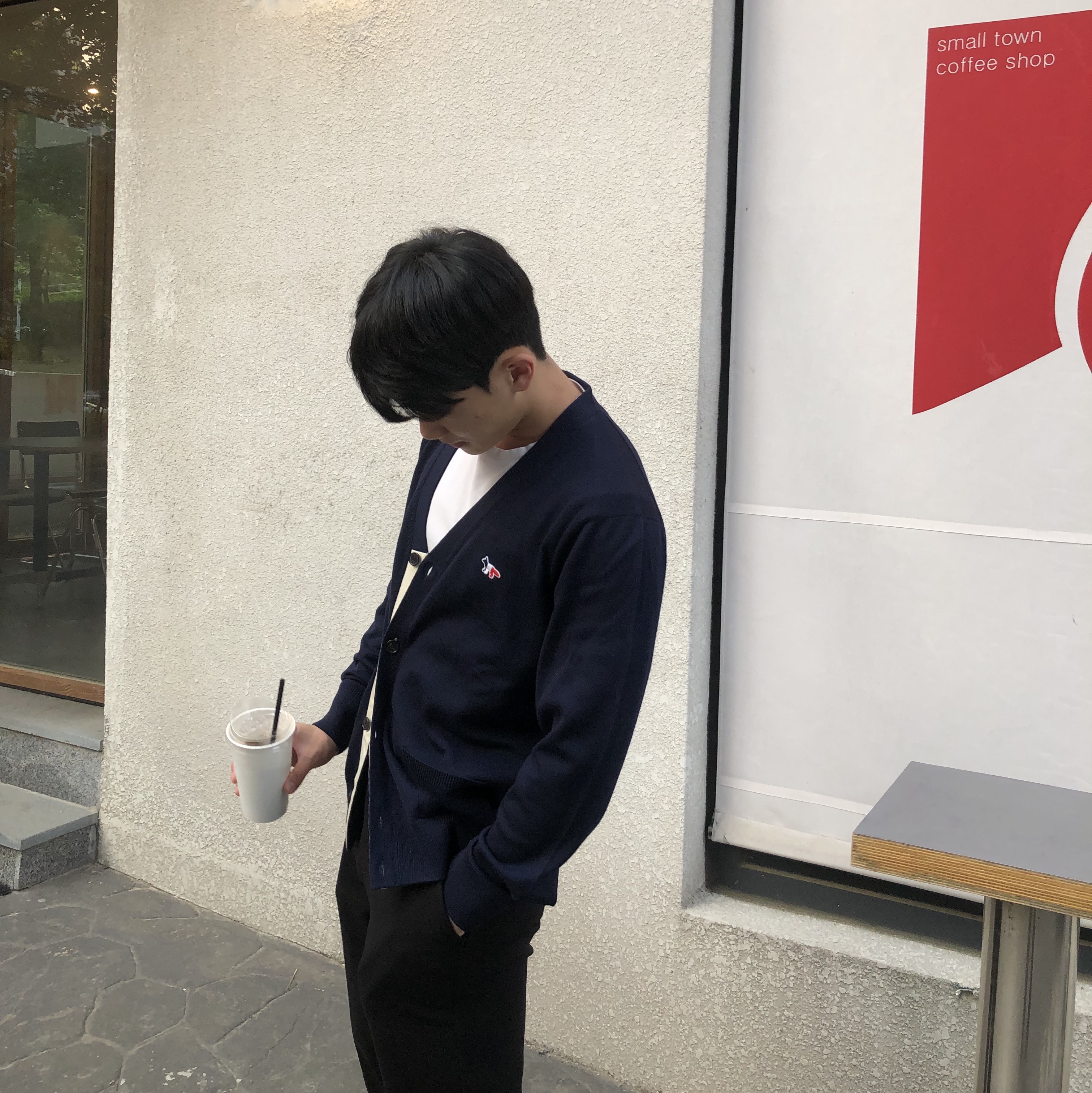 Maison Kitsune Tricolor Fox Patch Classic Cardigan Navy 착용 스타일