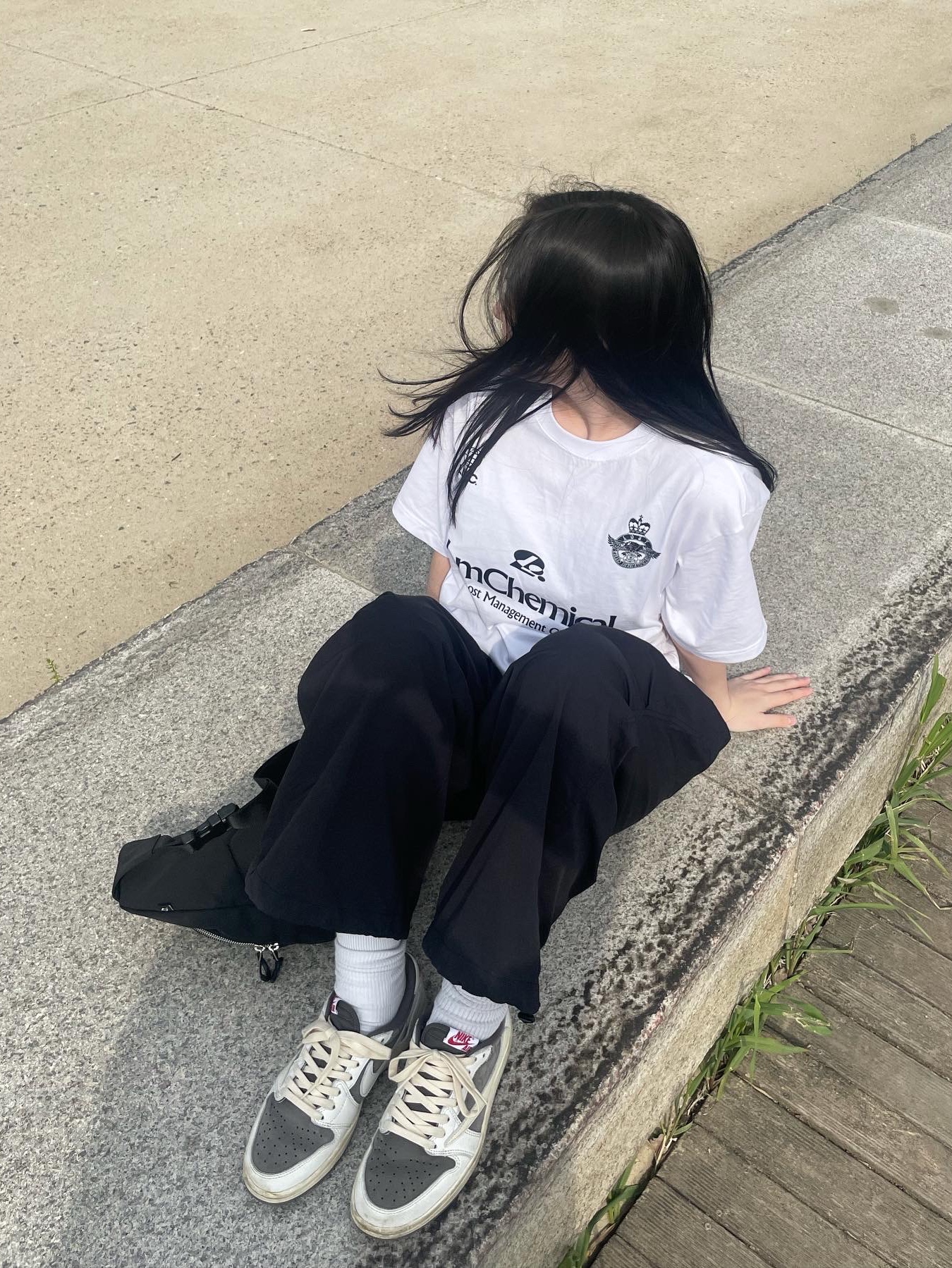 Jordan 1 x Travis Scott Retro Low OG SP Sail and Ridgerock, Mischief Foldable Sling Bag Black 착용 스타일 - 1