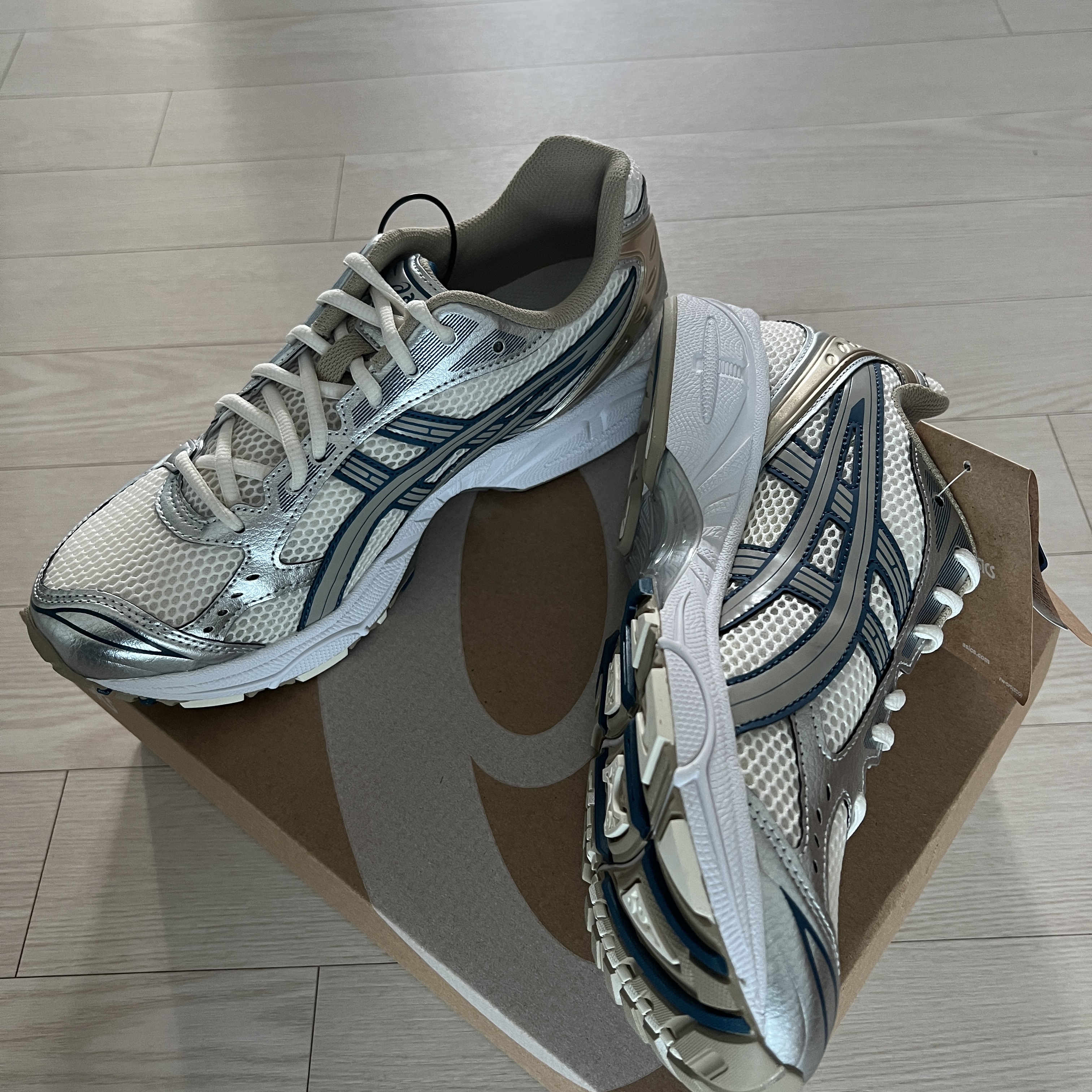 Asics Gel-Kayano 14 Cream Pure Silver 착용 스타일