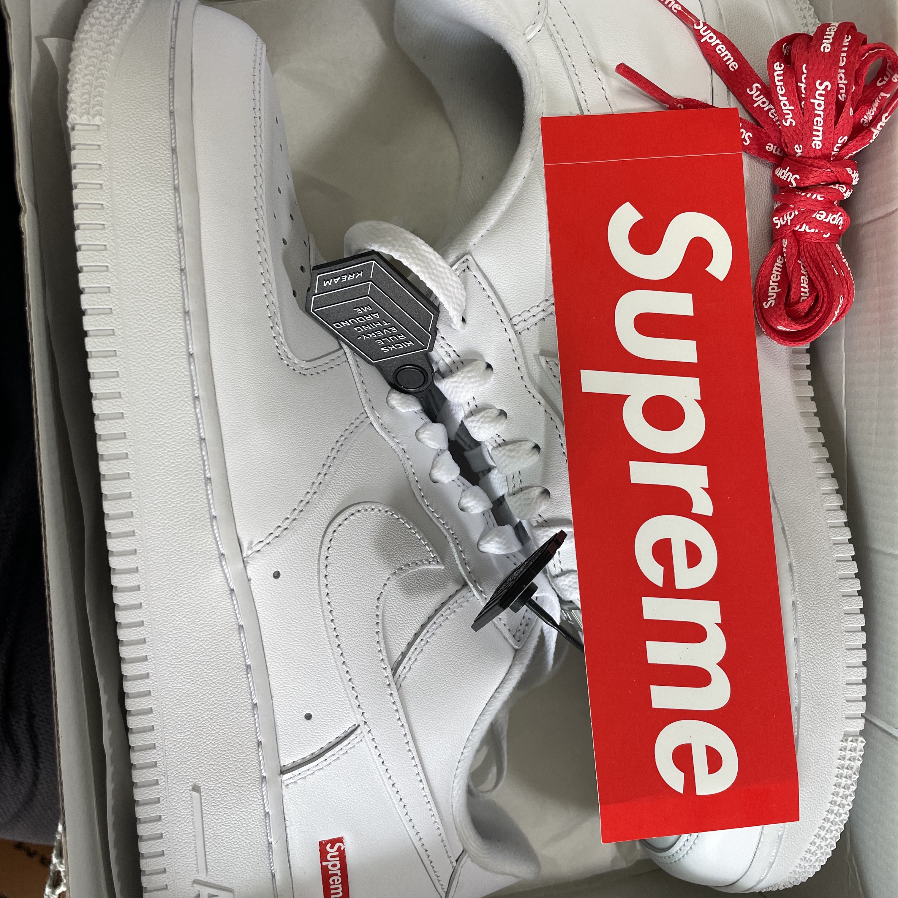 Nike x Supreme Air Force 1 Low White 착용 스타일