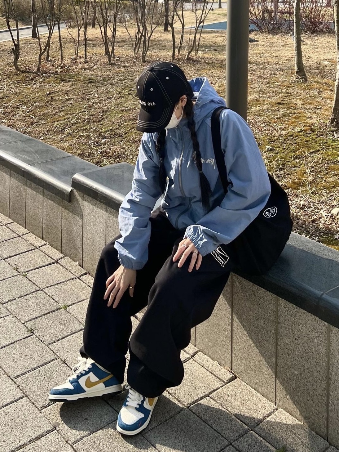 Stussy Wave Dye Beach Shell Jacket Laguna Blue, Dada x Worst Canvas Bag Black 착용 스타일 - 1