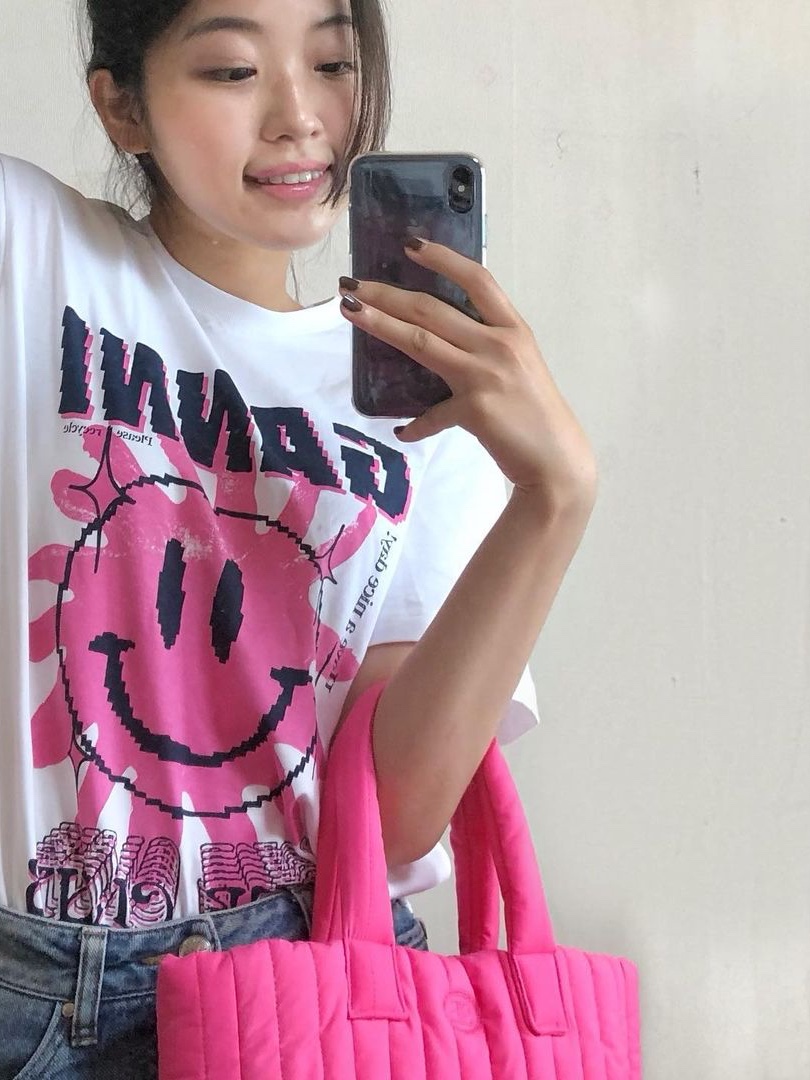 (W) Ganni Love Club T-Shirt Bright White Pink, (W) Ganni Love Club T-Shirt Bright White Yellow 착용 스타일