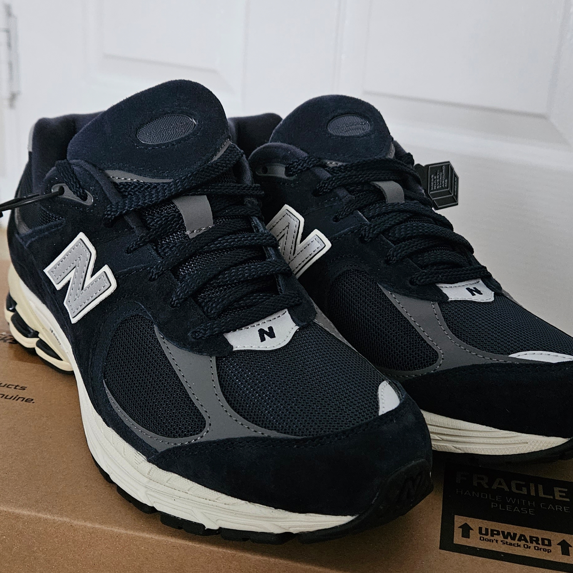New Balance 2002R Eclipse Castlerock 착용 스타일